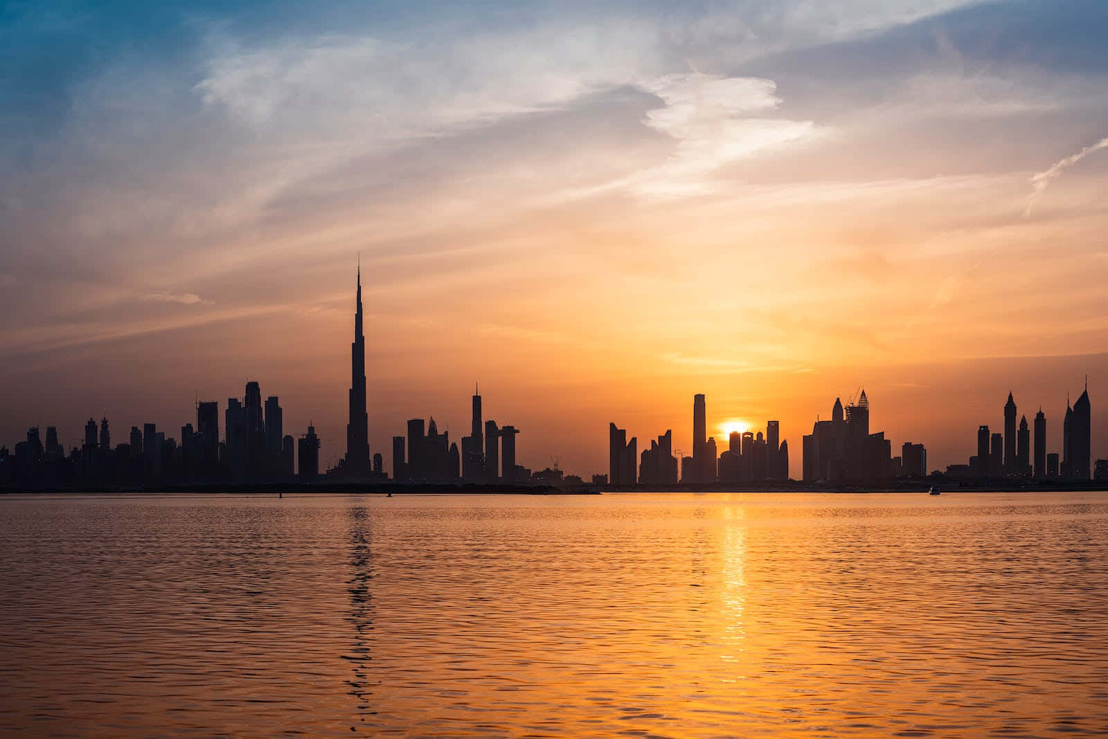 Dubaiskyline Bei Sonnenuntergang Wallpaper