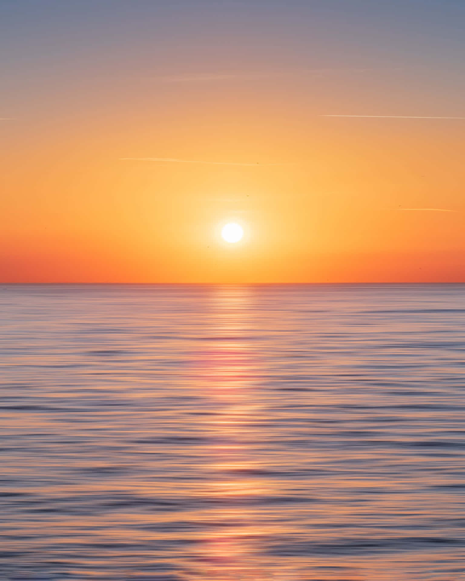 Enforbløffende Smuk Solnedgang Over Det Rolige Og Inviterende Ocean. Wallpaper