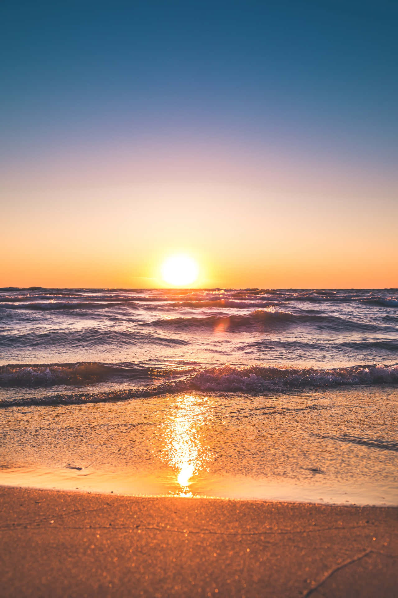 Hermosapuesta De Sol Brillante En La Playa Fondo de pantalla
