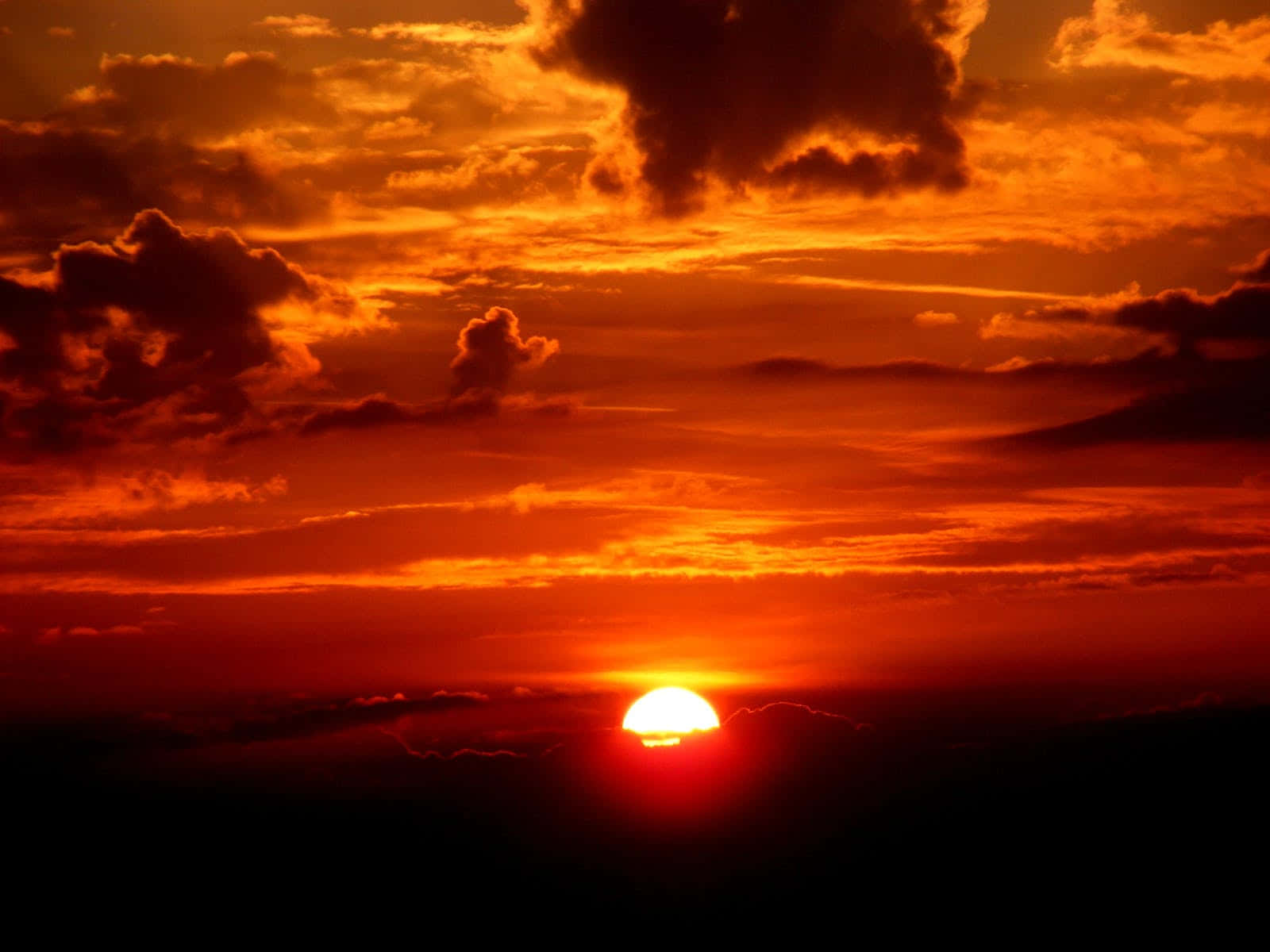 Nyd den salige skønhed af solnedgangen 🌅 Wallpaper