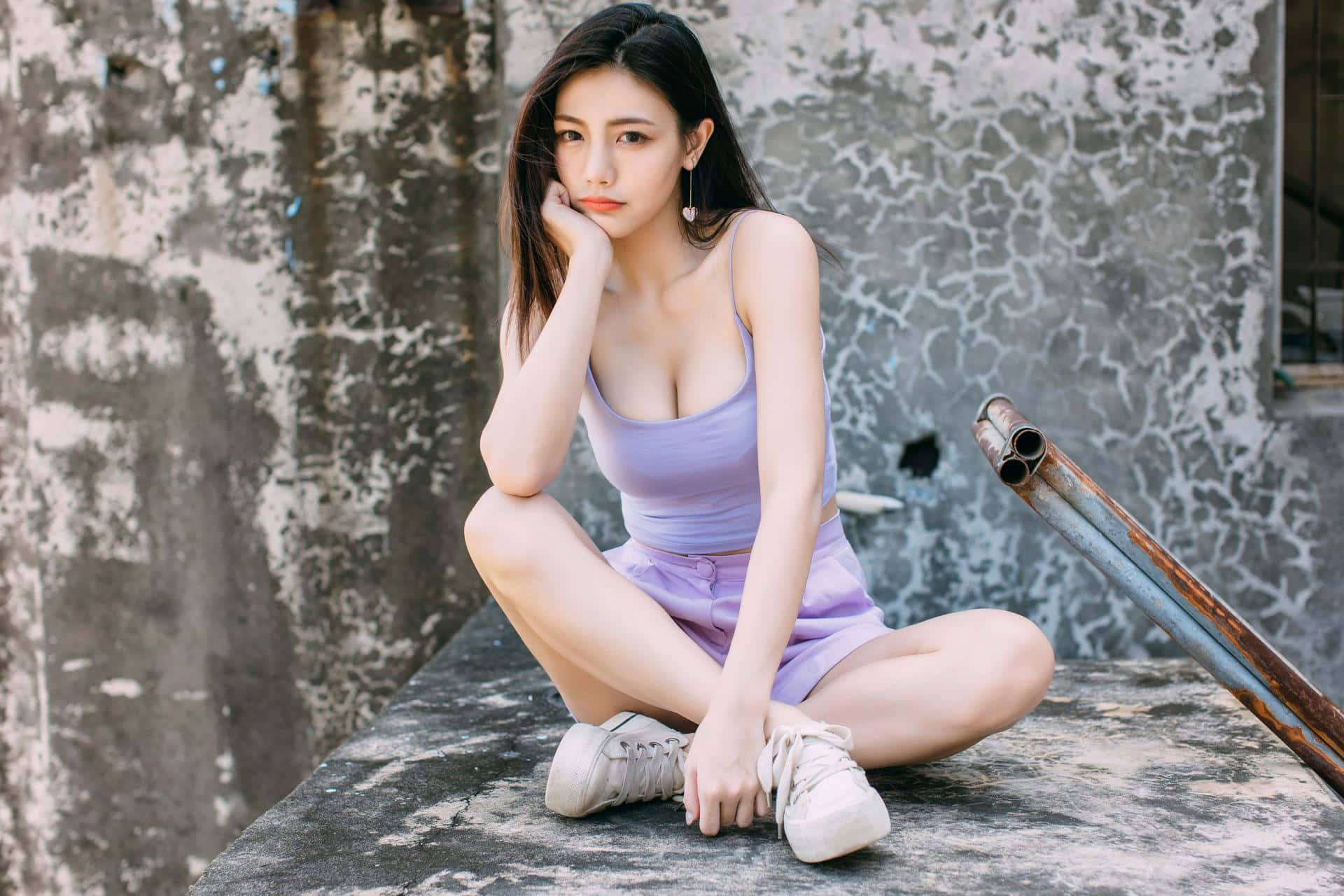 Sød thailandsk pige i lavendelfarvet outfit Wallpaper