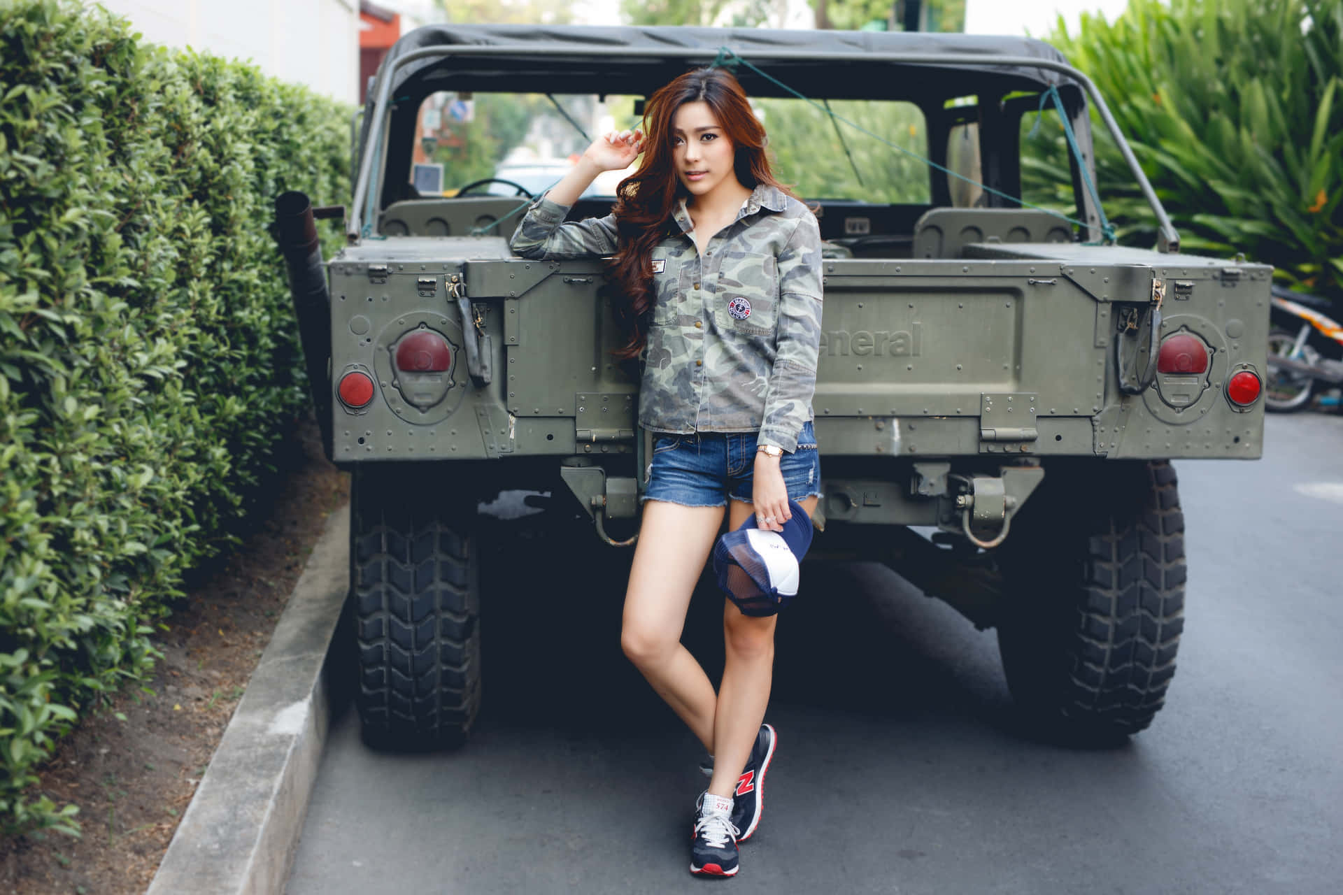 Adorabileragazza Thailandese Che Posa Con Una Jeep. Sfondo