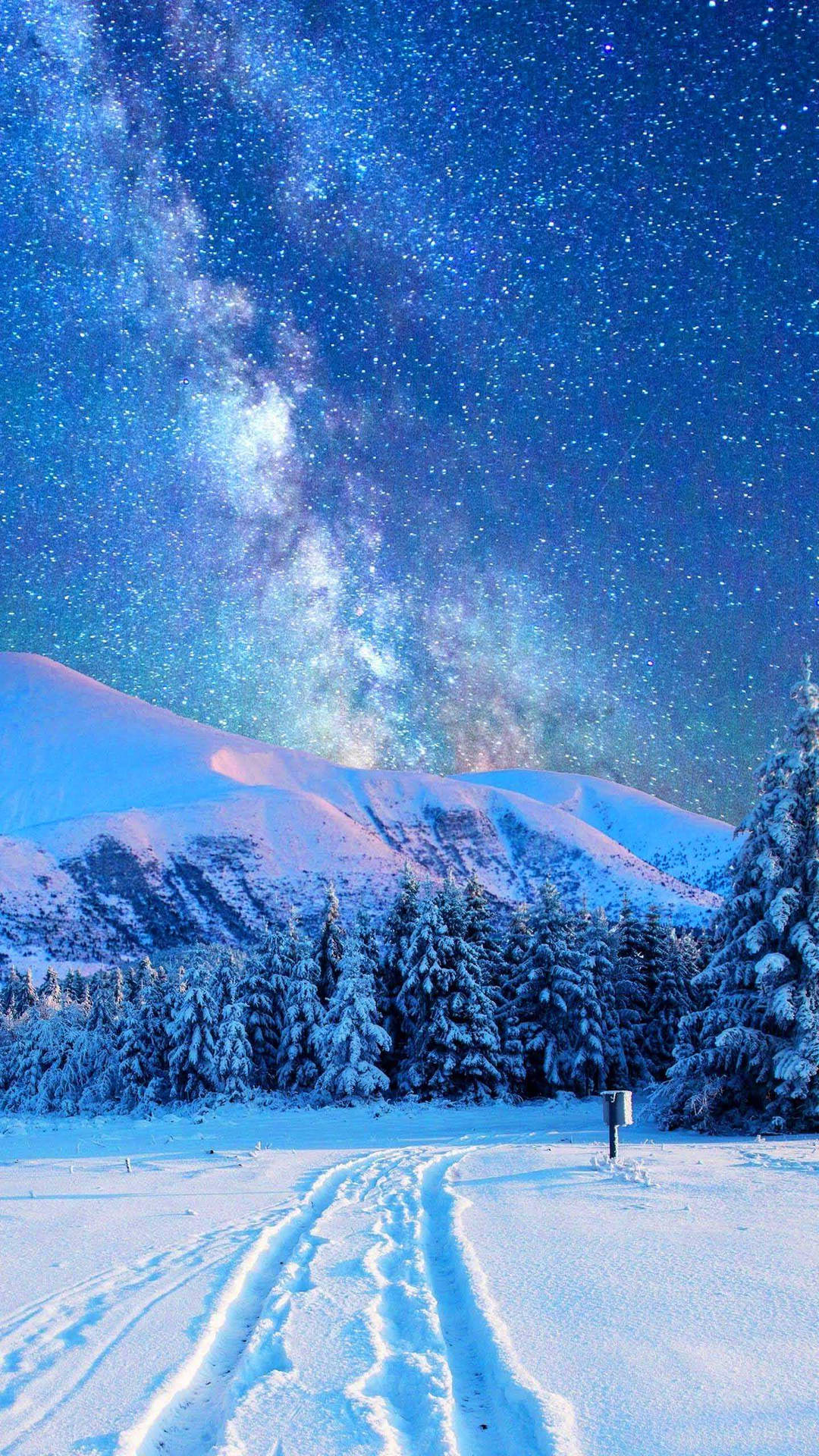 Unhombre Está Caminando Por La Nieve Bajo La Vía Láctea. Fondo de pantalla