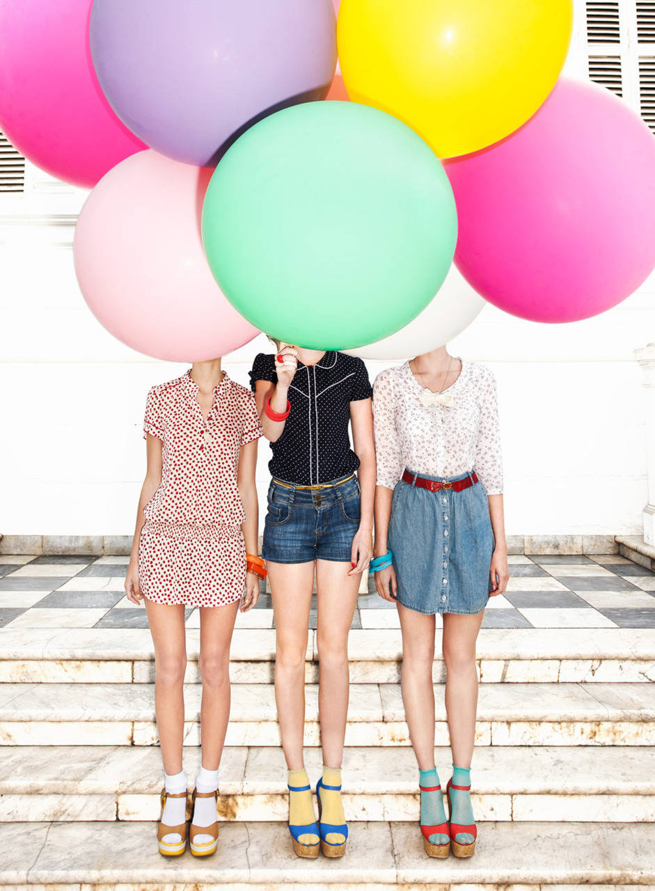 Cutely Dressed Best Friends With Balloons Background