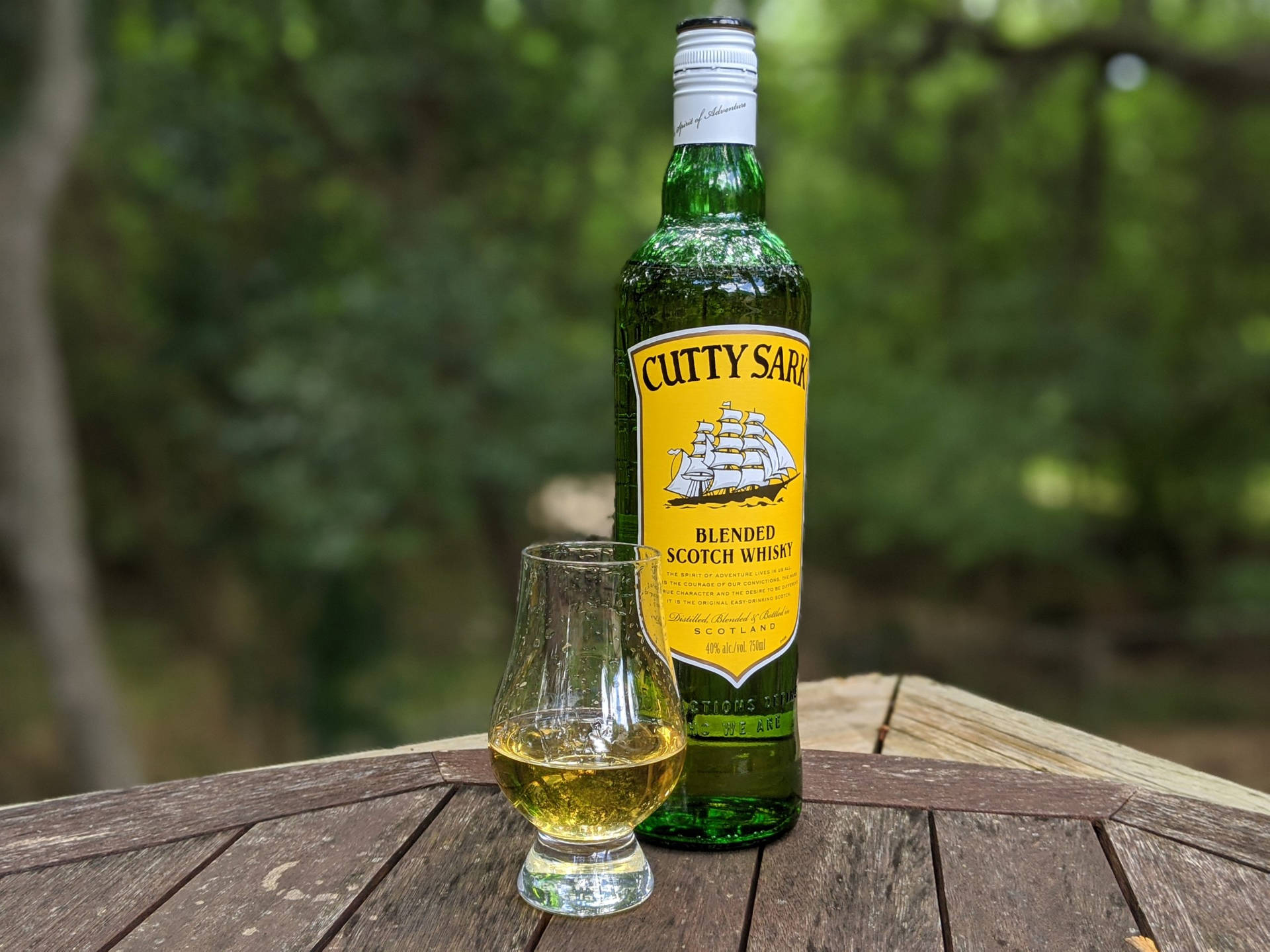 Botellade Whisky Cutty Sark Para Disfrutar Al Aire Libre Fondo de pantalla