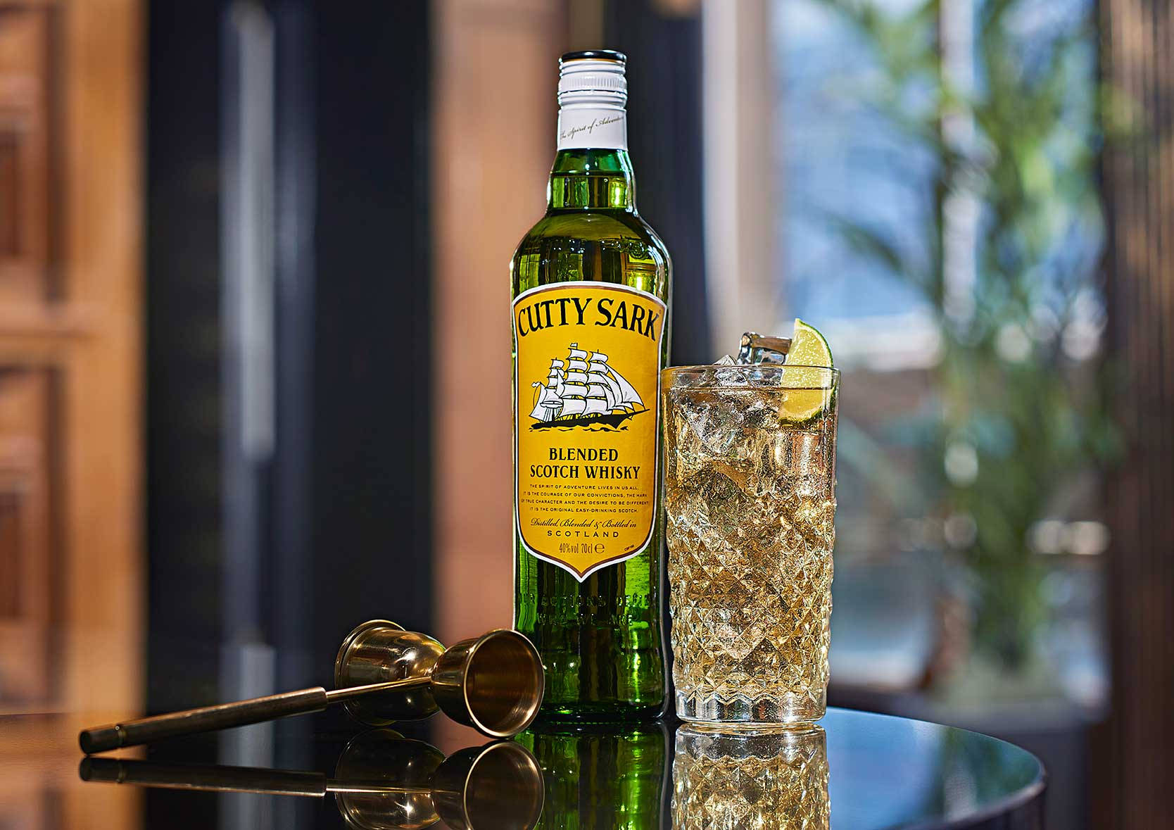 Godendosiun Cocktail Di Whisky Cutty Sark Con Una Pipa In Ottone Sfondo