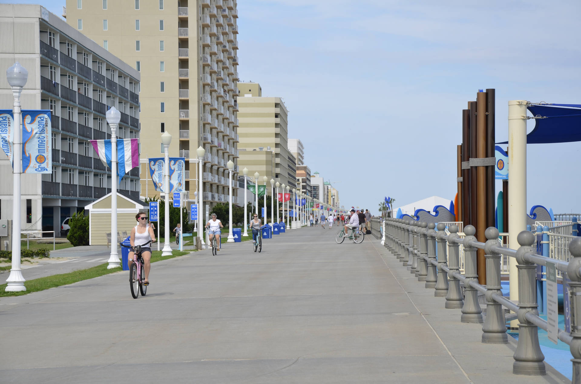Cykling langs Virginia Beach Boardwalk nær Chesapeake Bay Wallpaper