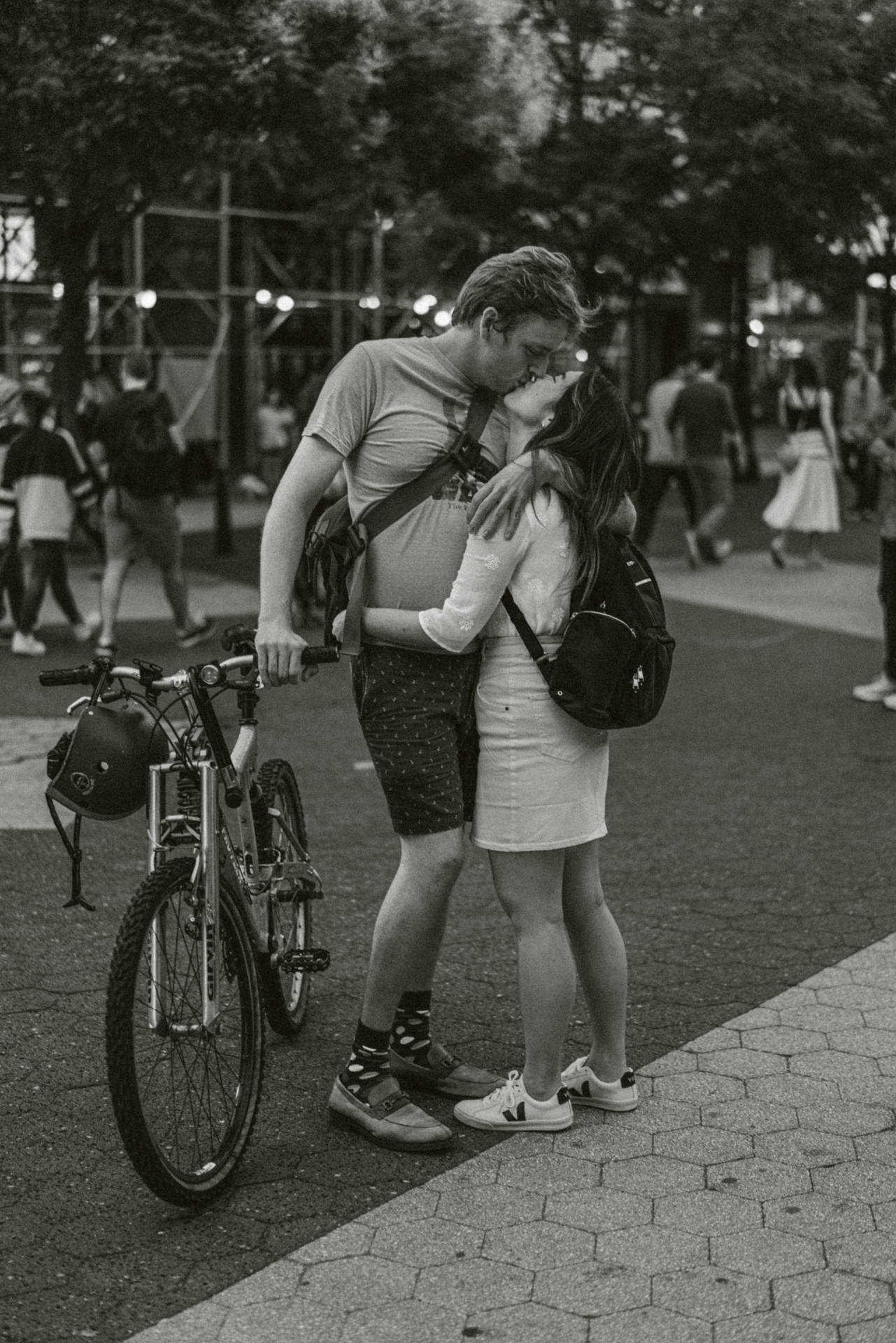 Cykelelskere Kysser Offentligt Wallpaper