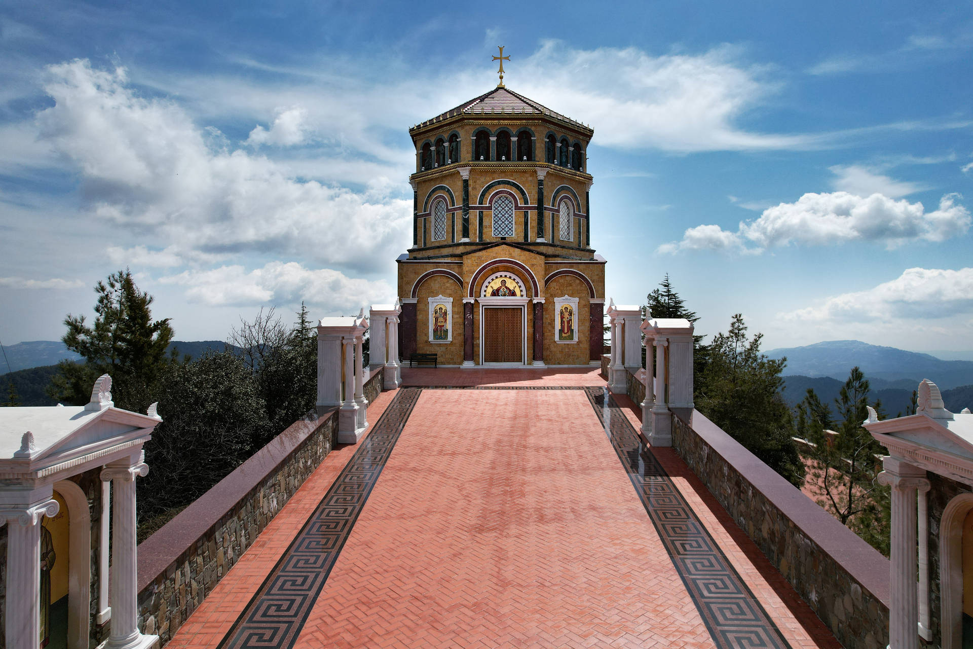 Iglesiadel Monasterio De Kykkos En Chipre. Fondo de pantalla