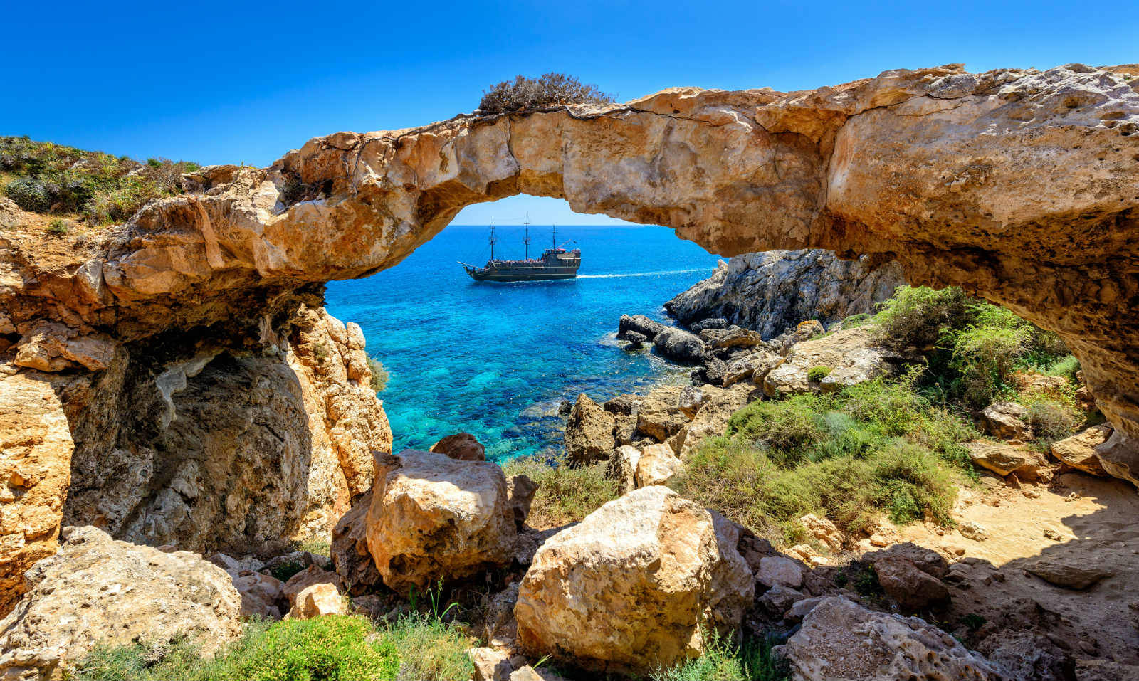 Puentede Roca De Chipre Y Barco Fondo de pantalla