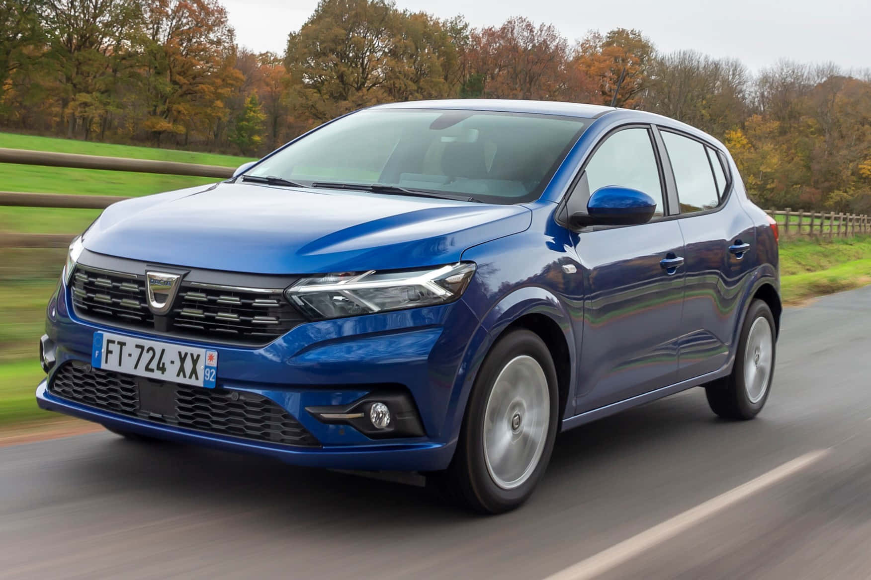 Impresionantevehículo Dacia En Un Pintoresco Paisaje De Montaña Fondo de pantalla