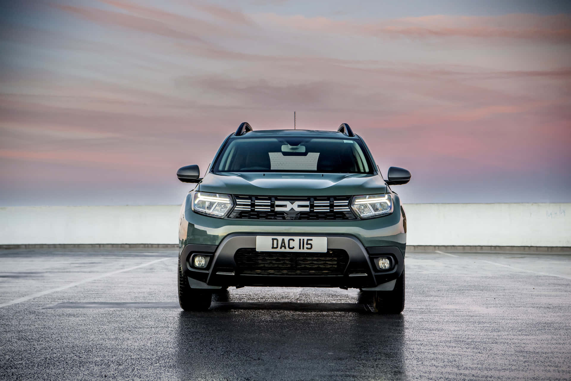 Dacia Duster Zonsondergang Showcase Achtergrond