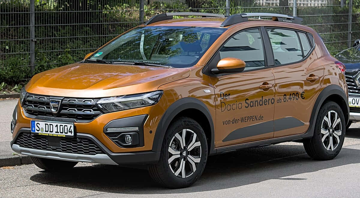 Dacia Sandero Oranje Zijaanzicht Achtergrond