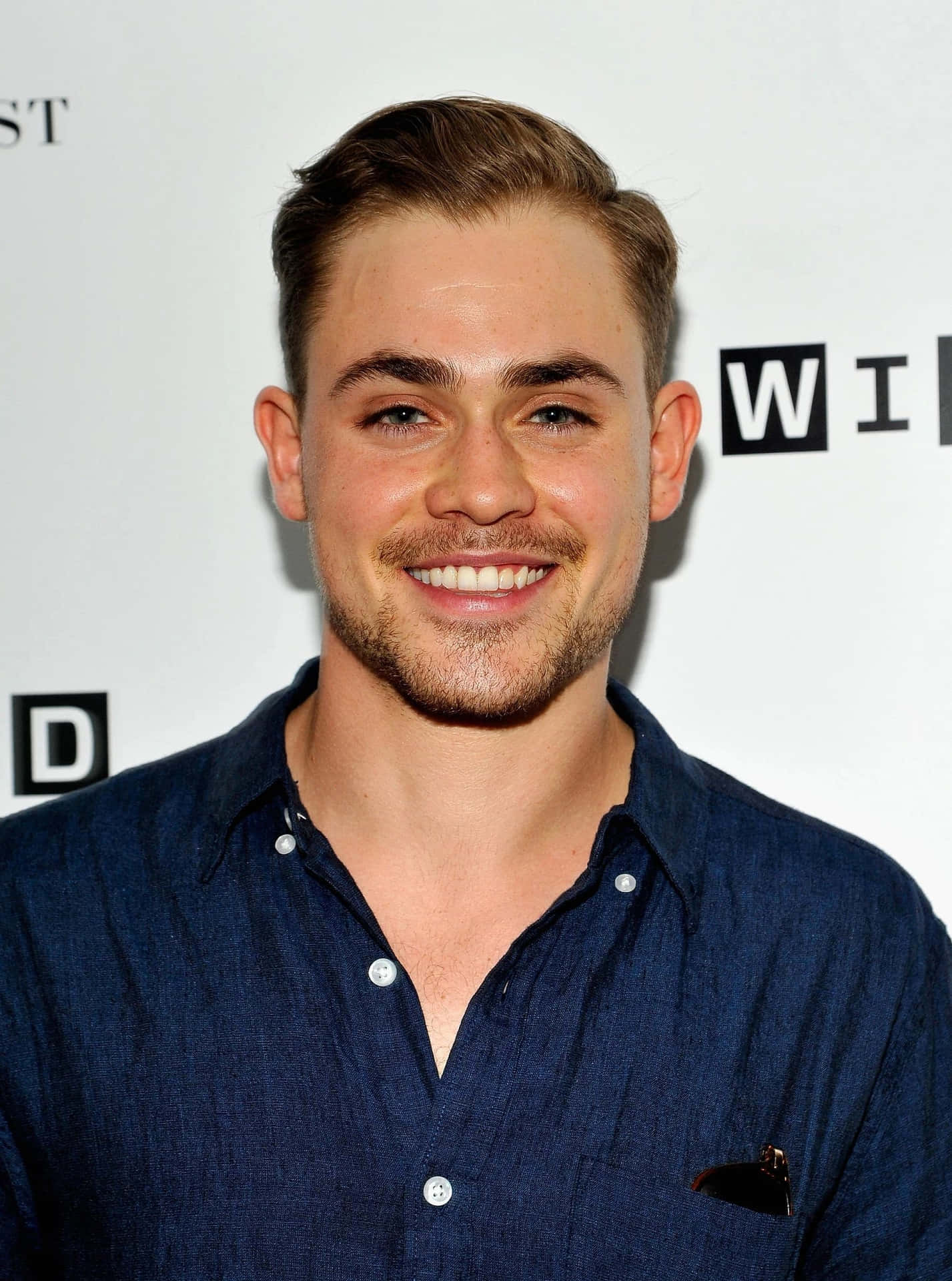 Dacre Montgomery Hymyilevä Tapahtumamuotokuva Taustakuva