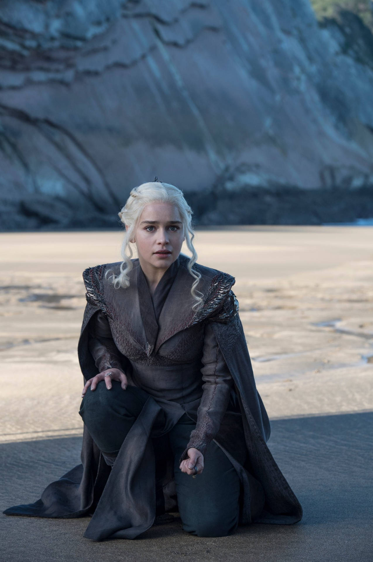 Daenerys Targaryen Kneeling On Sand Wallpaper