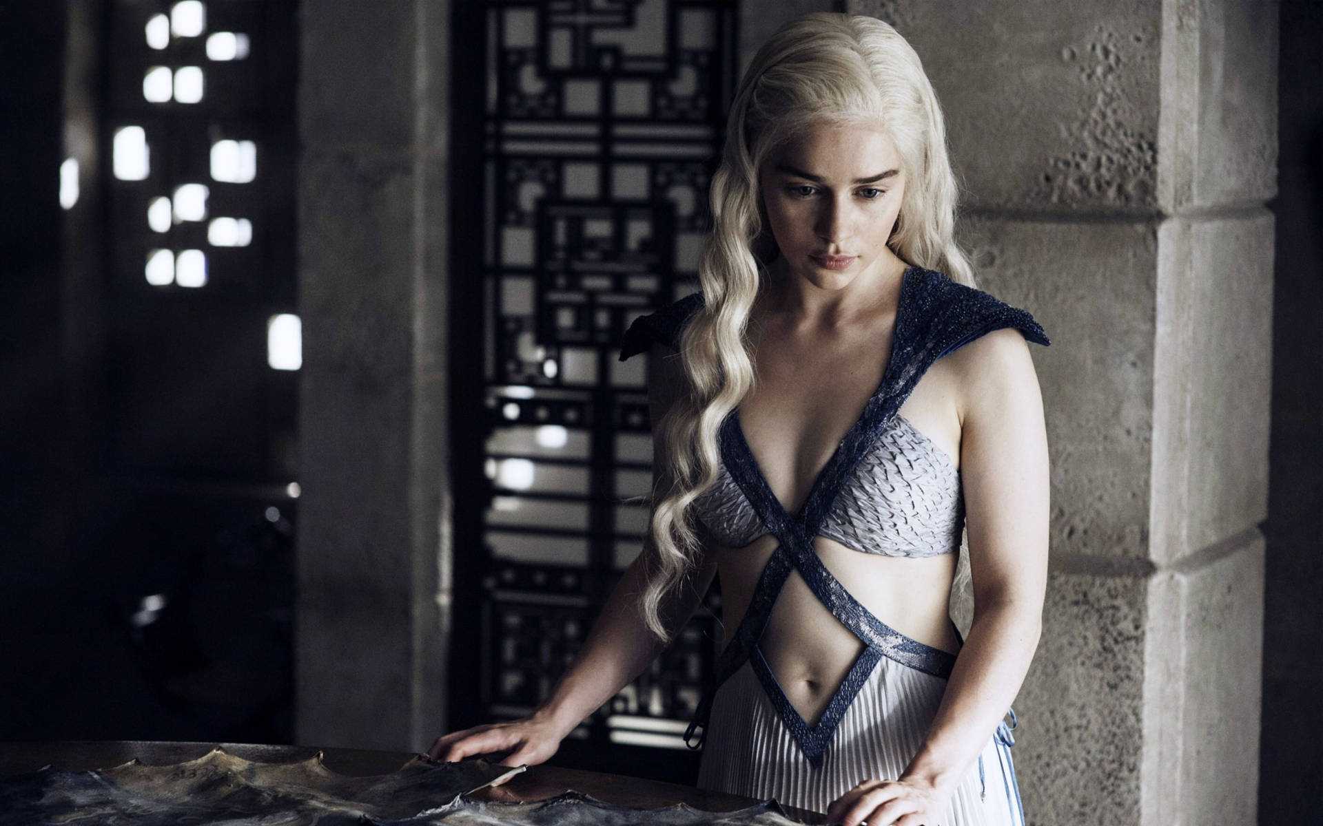 Daenerys Targaryen Sexy Gray Dress Wallpaper