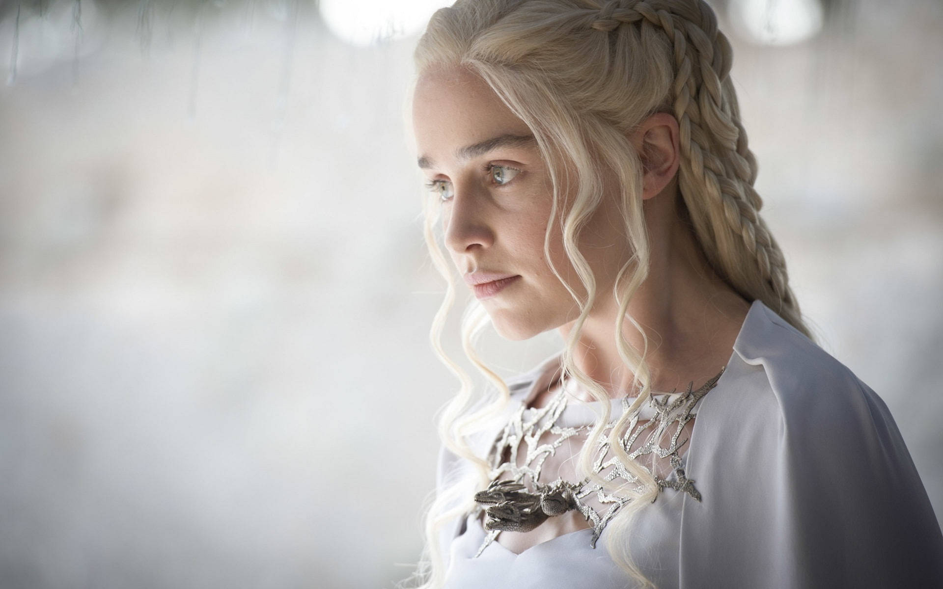 Daenerys Targaryen White Dress Portrait Wallpaper
