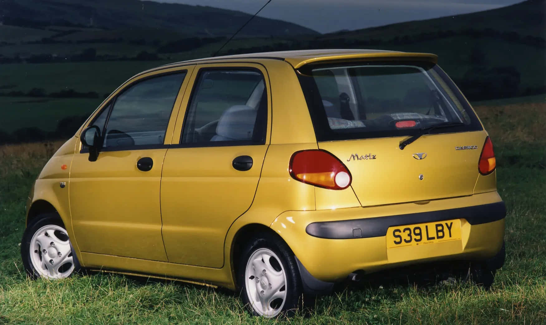 Daewoocar En La Carretera Fondo de pantalla