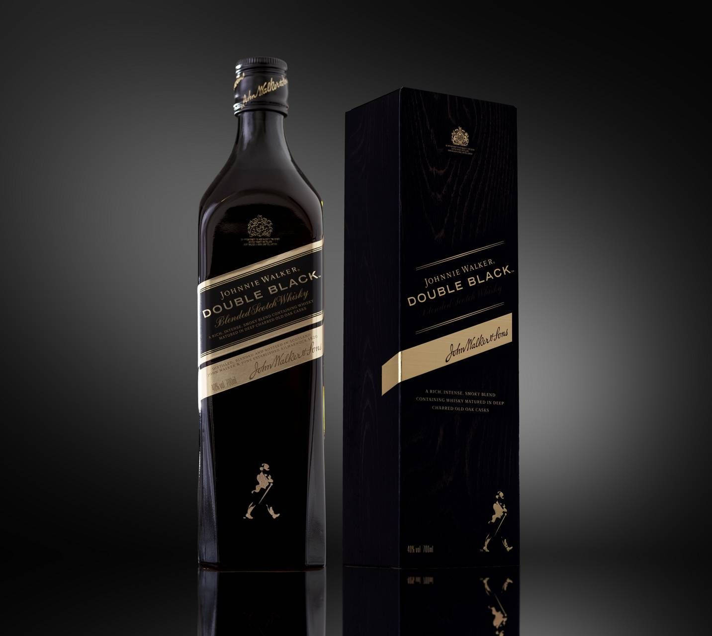 Splendidabottiglia Di Johnnie Walker Double Black Scotch Whisky Sfondo