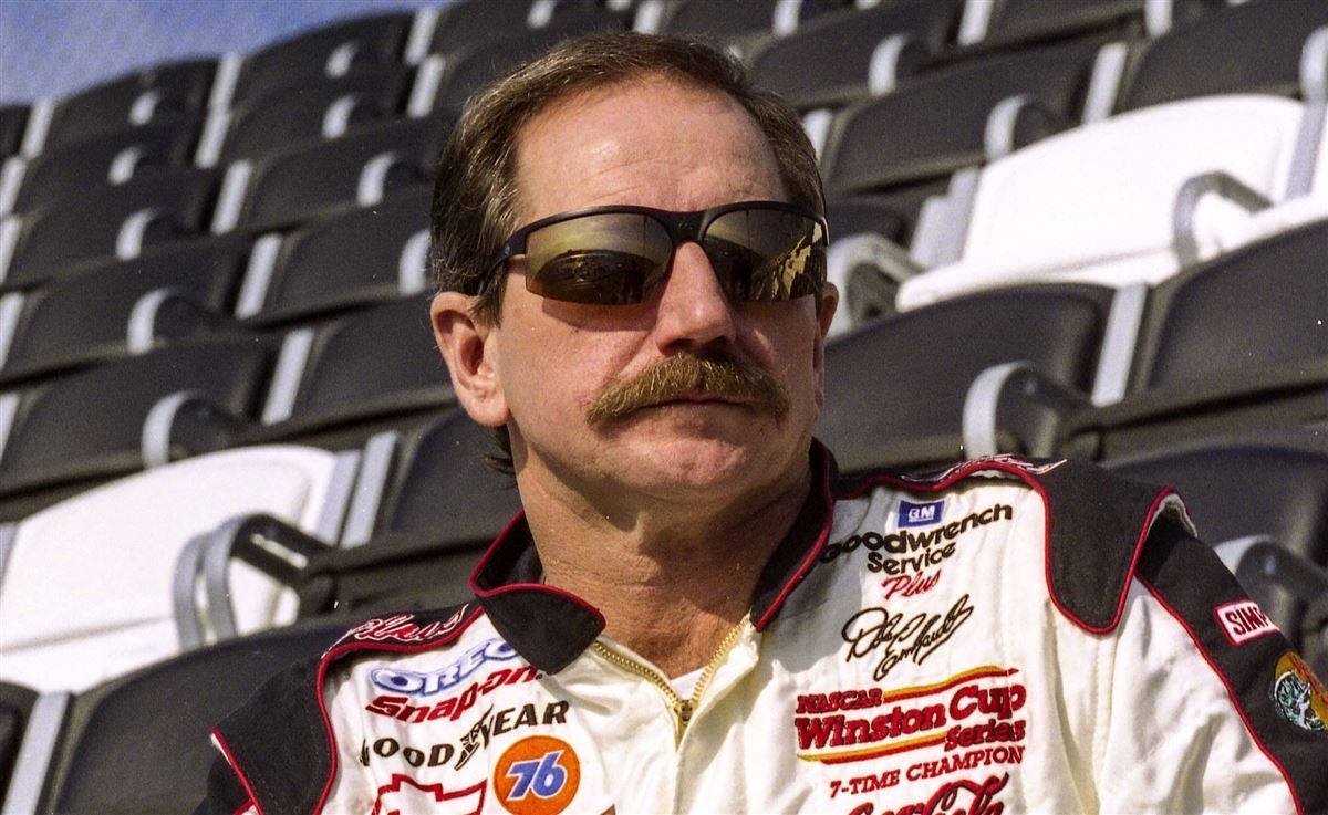 En mand i NASCAR-uniform med solbriller på. Wallpaper