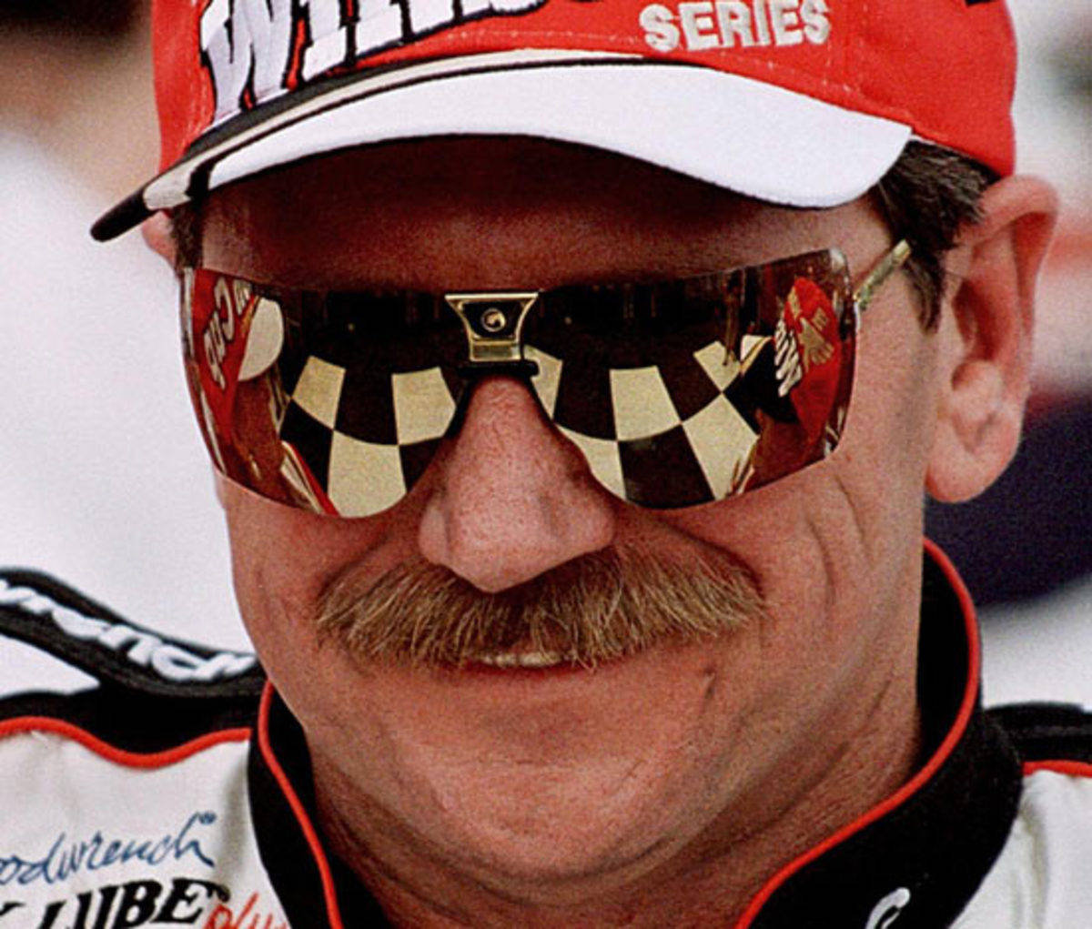 En NASCAR-kører med solbriller og hat. Wallpaper