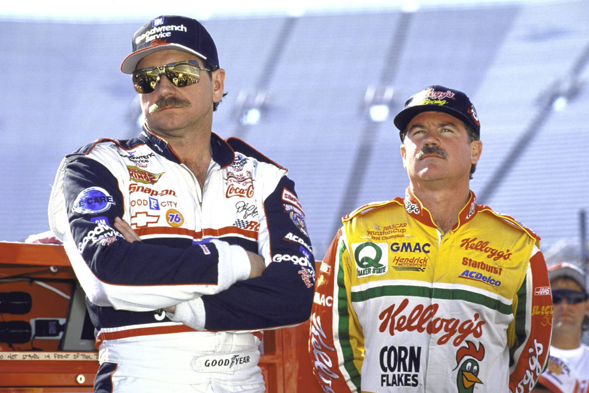 To mænd i NASCAR-uniformer står ved siden af ​​hinanden. Wallpaper