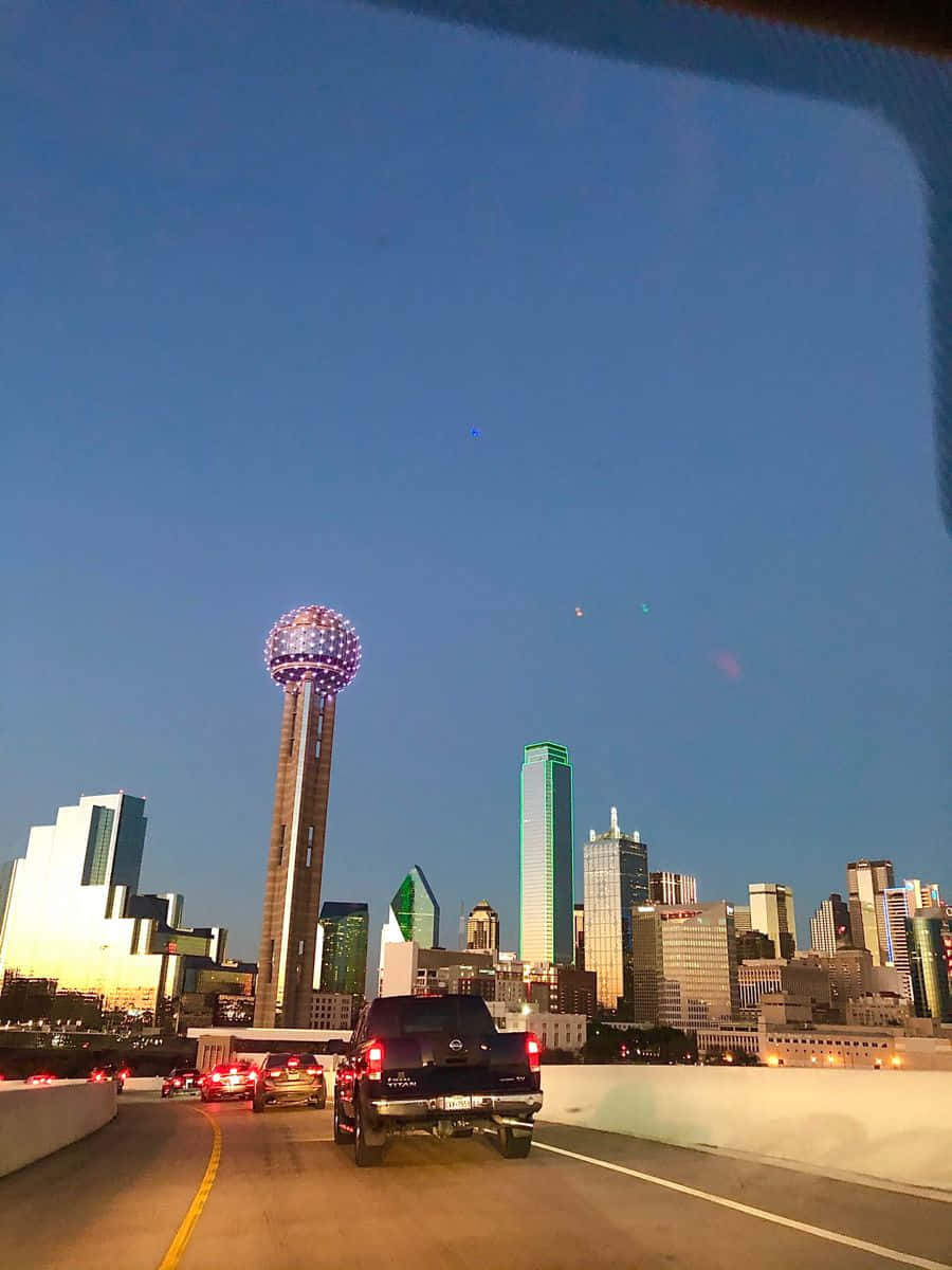 Baggrund af Dallas amt Reunion Tower i dagslys