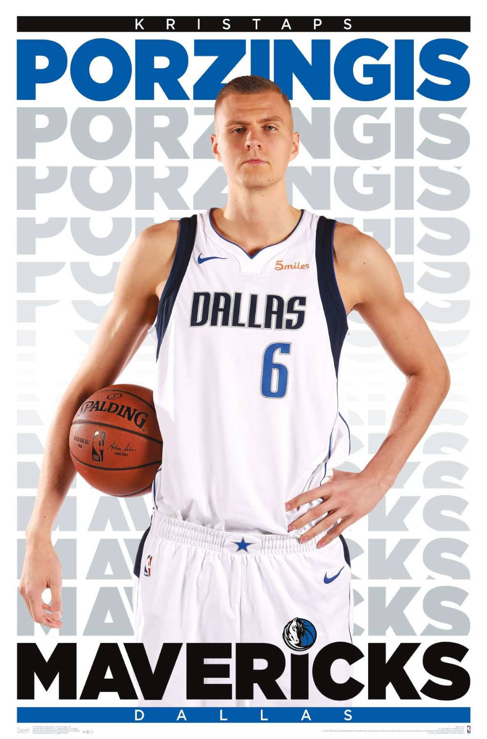 Dallas Mavericks Kristaps Porzingis Plakat Tapet: Vis stolthed for dit foretrukne NBA-hold med dette dynamiske Porzingis-plakattapet. Wallpaper