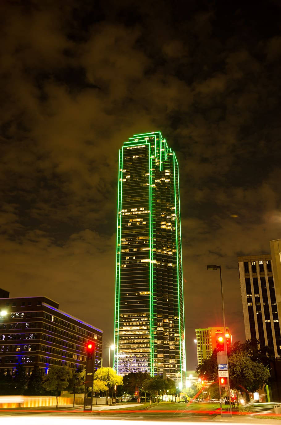 Skylinede Dallas Con Luces Verdes Fondo de pantalla