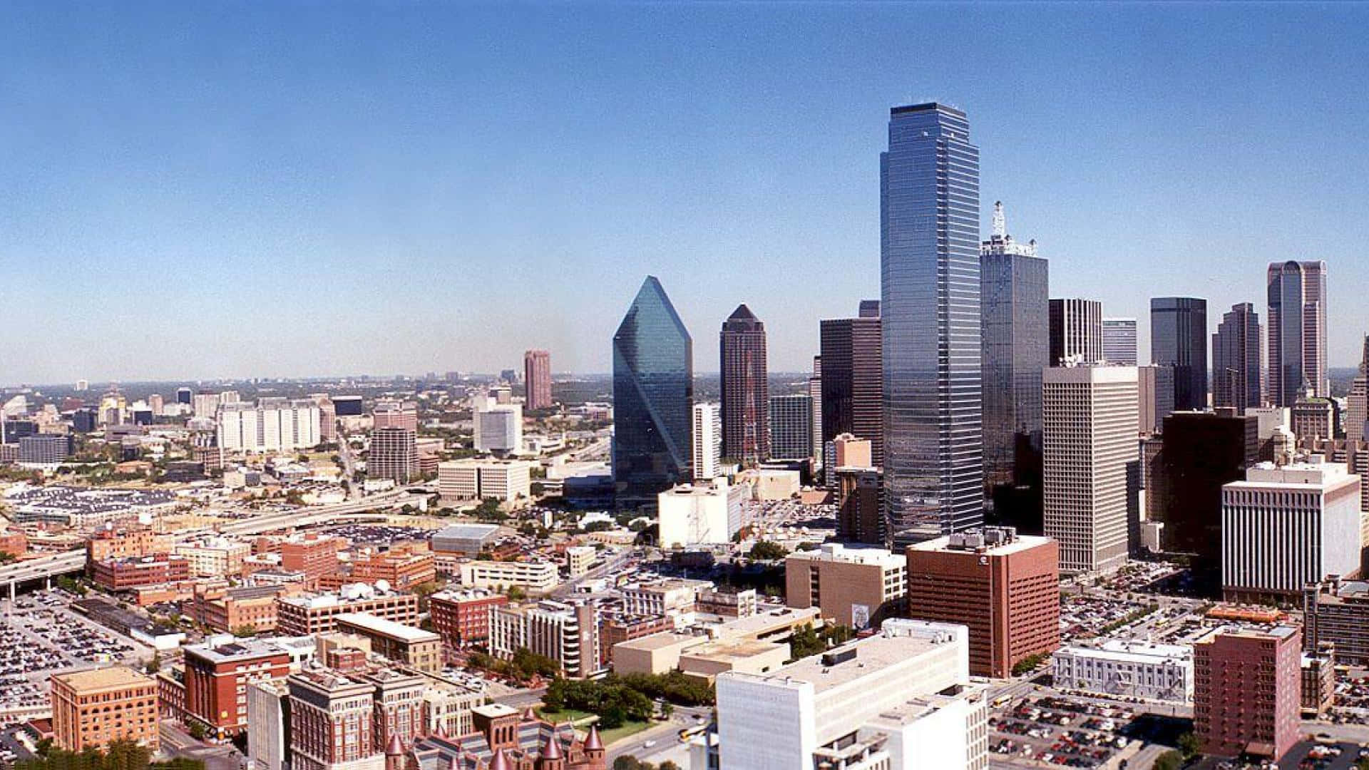 Oplev Vibransen af Dallas, Texas med dette levende baggrundsbillede. Wallpaper