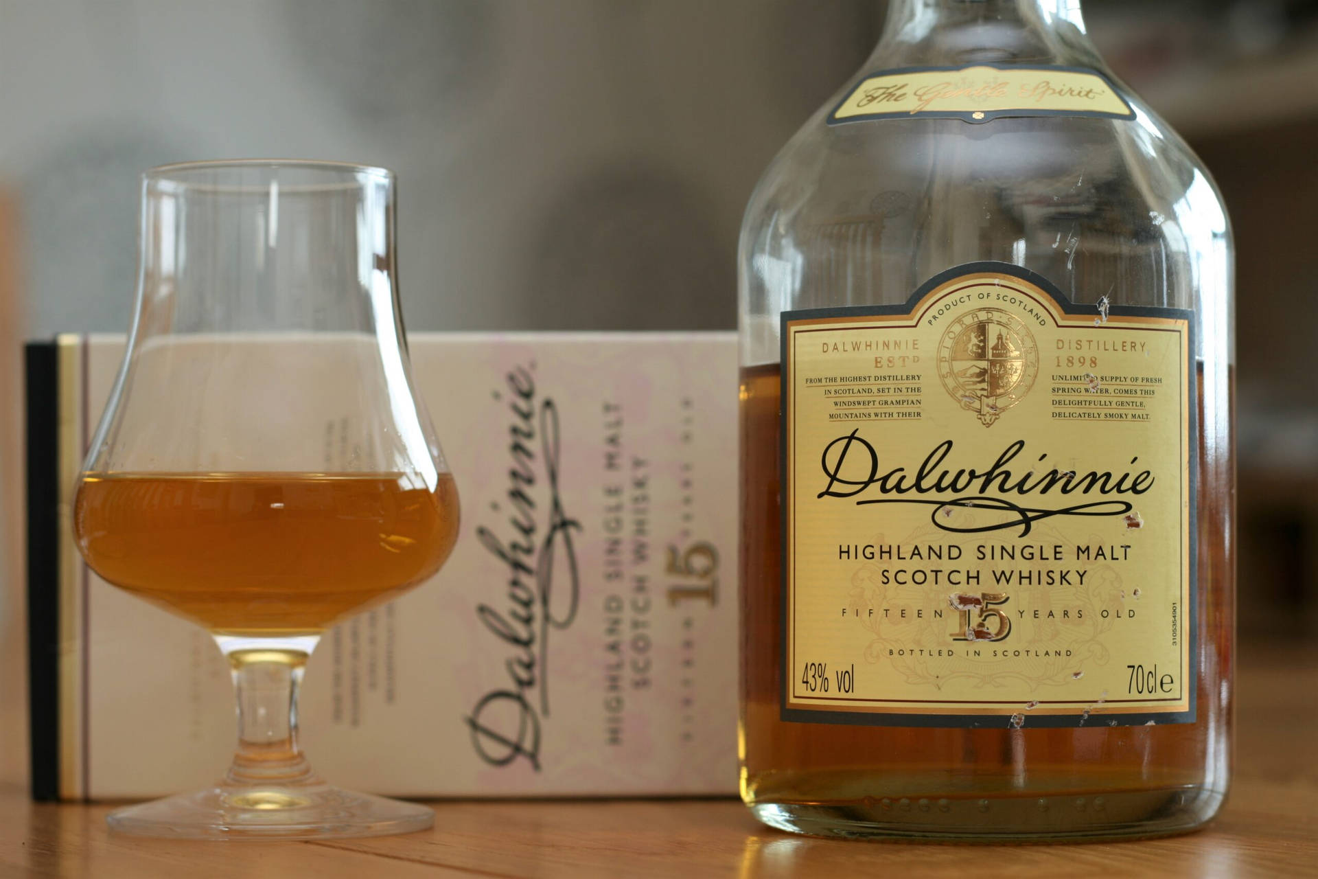 Dalwhinnie15 Whisky In Bicchiere Snifter Sfondo
