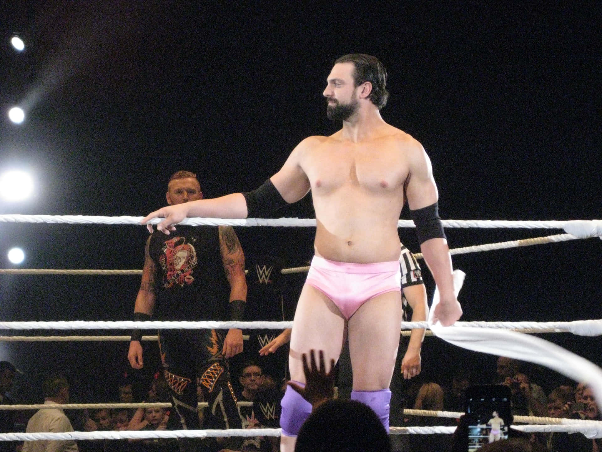 Damien Sandow i sødt pink WWE kostume tapet Wallpaper