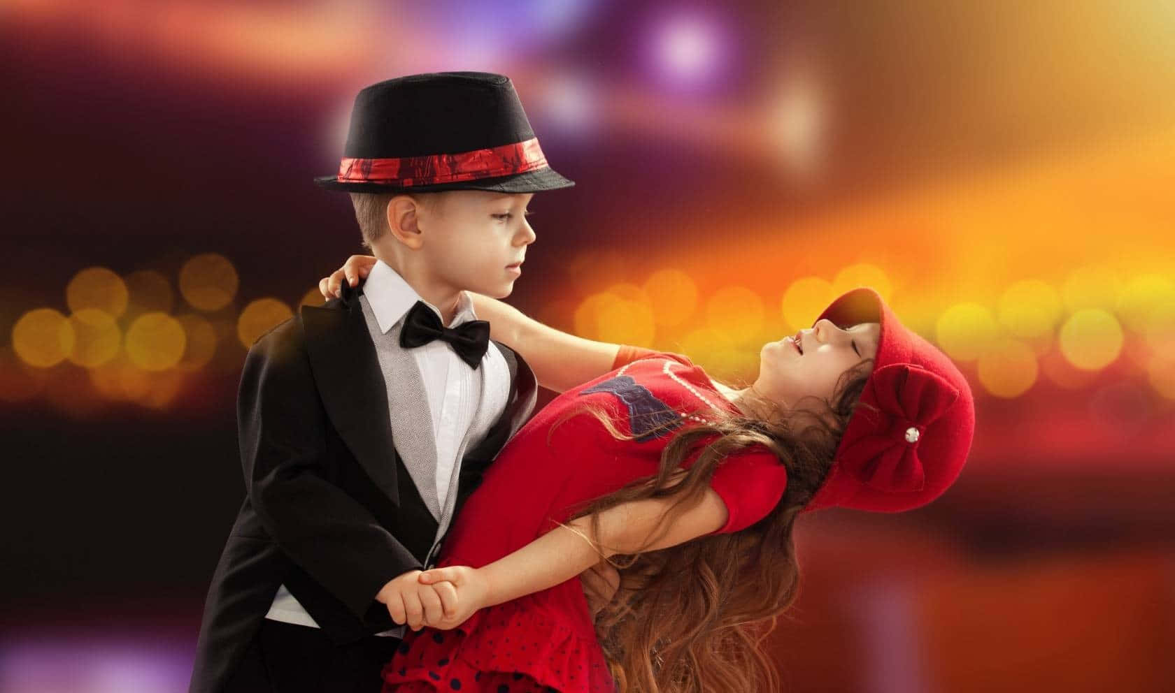 Einpaar Kinder Tanzen In Einem Roten Kleid.