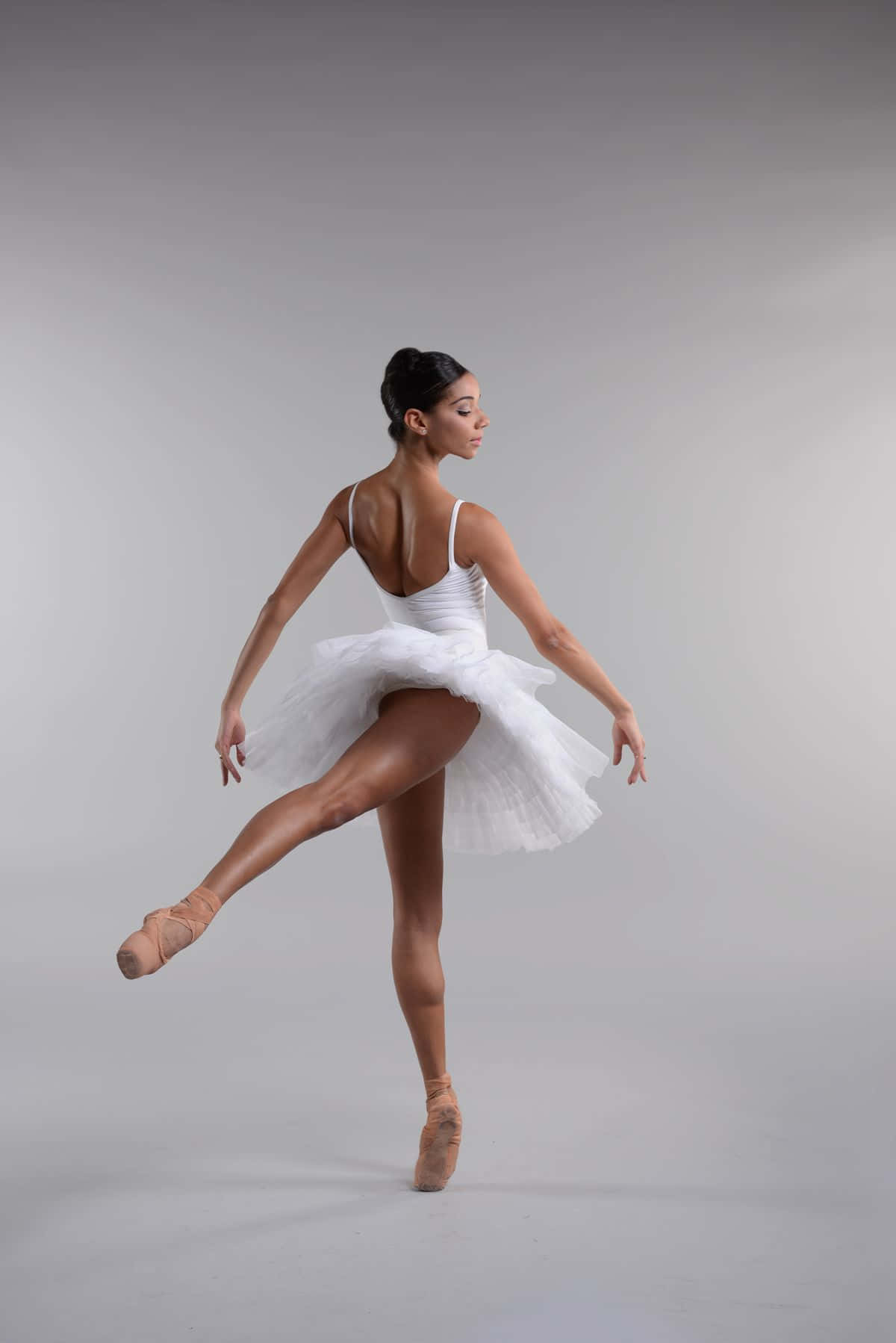 Einejunge Ballerina Im Weißen Tutu Und Weißen Ballettschuhen