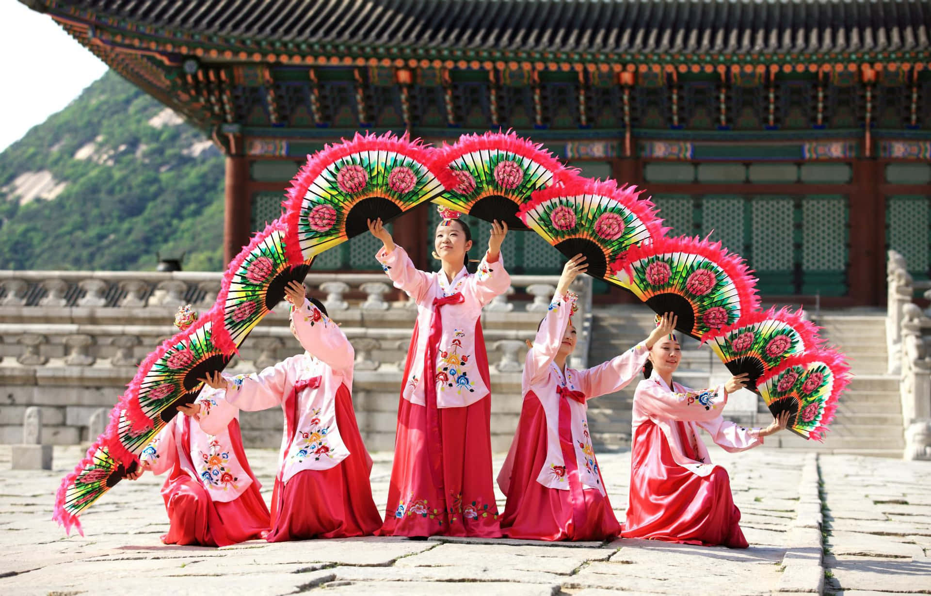 Engruppe Kvinder I Traditionelle Koreanske Kostumer.