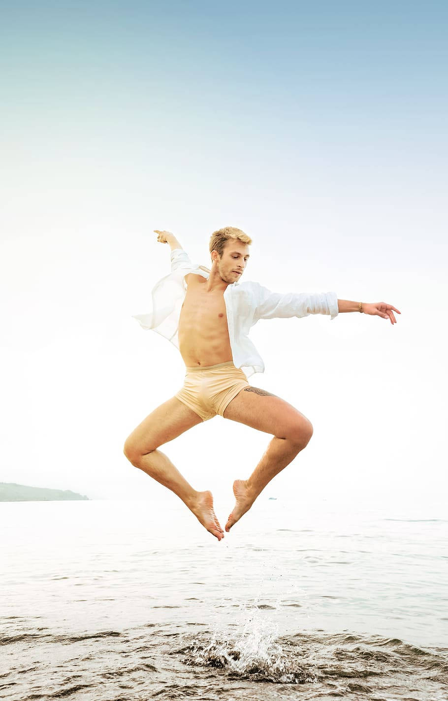 Posede Baile De Un Bailarín De Ballet Masculino En La Playa. Fondo de pantalla