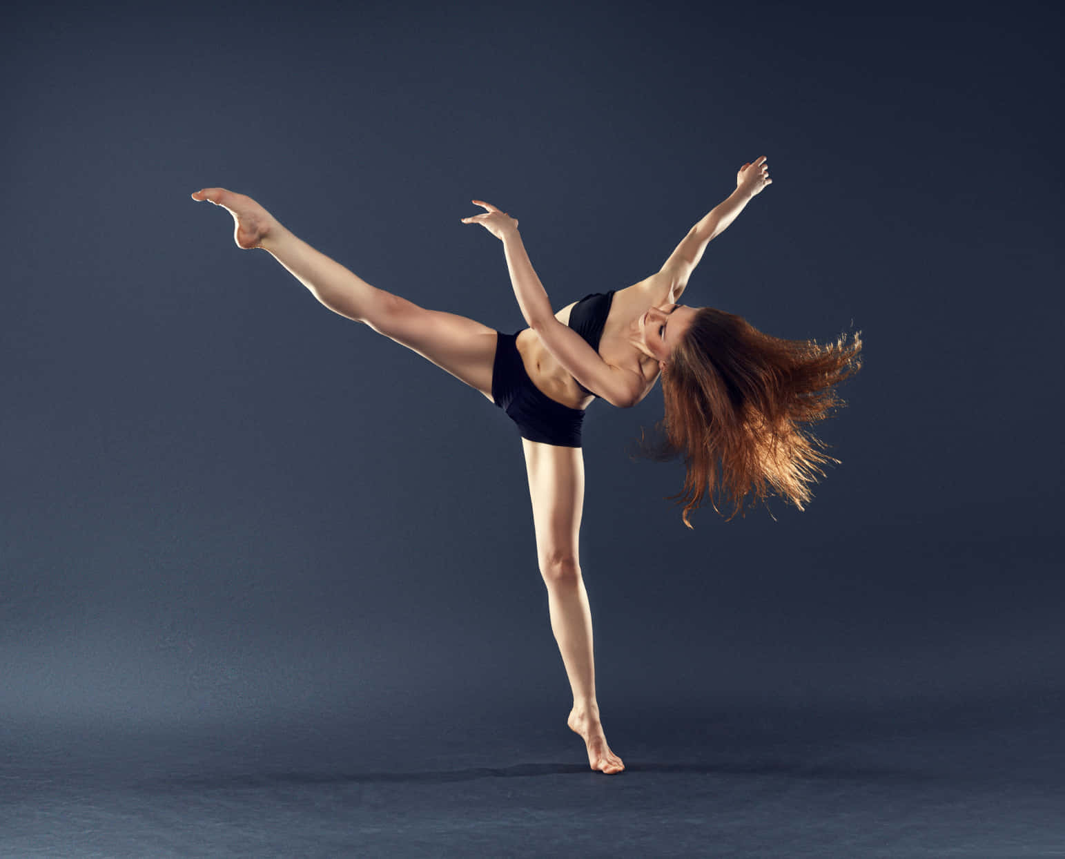 Imagende Una Bailarina De Ballet En Una Pose Extrema.