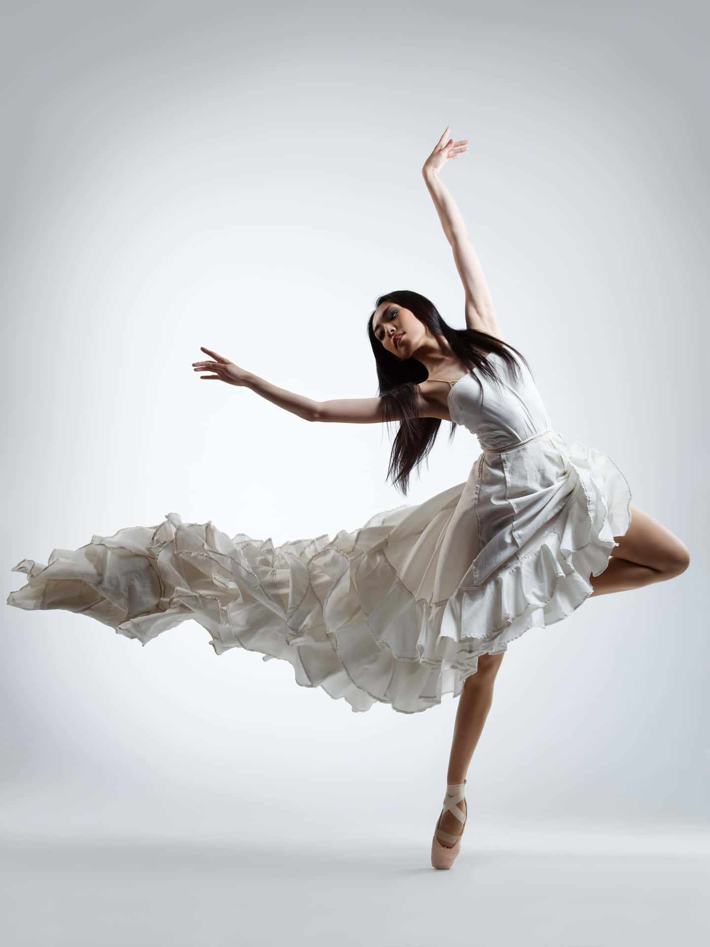 Immaginedi Una Ballerina Di Balletto In Vestito Bianco.