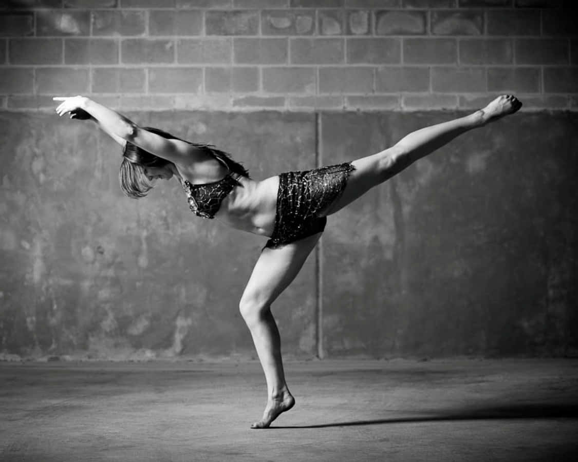 Fotodi Una Ballerina Nella Posa Con Una Gamba Sollevata