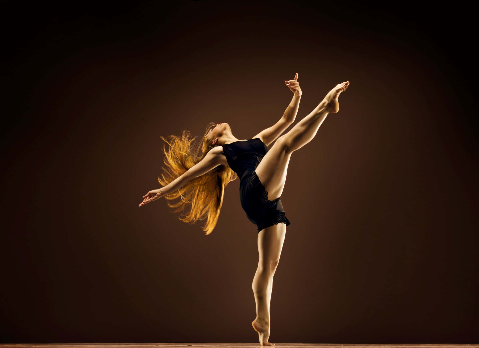 Imagende Una Bailarina Rubia En Pose