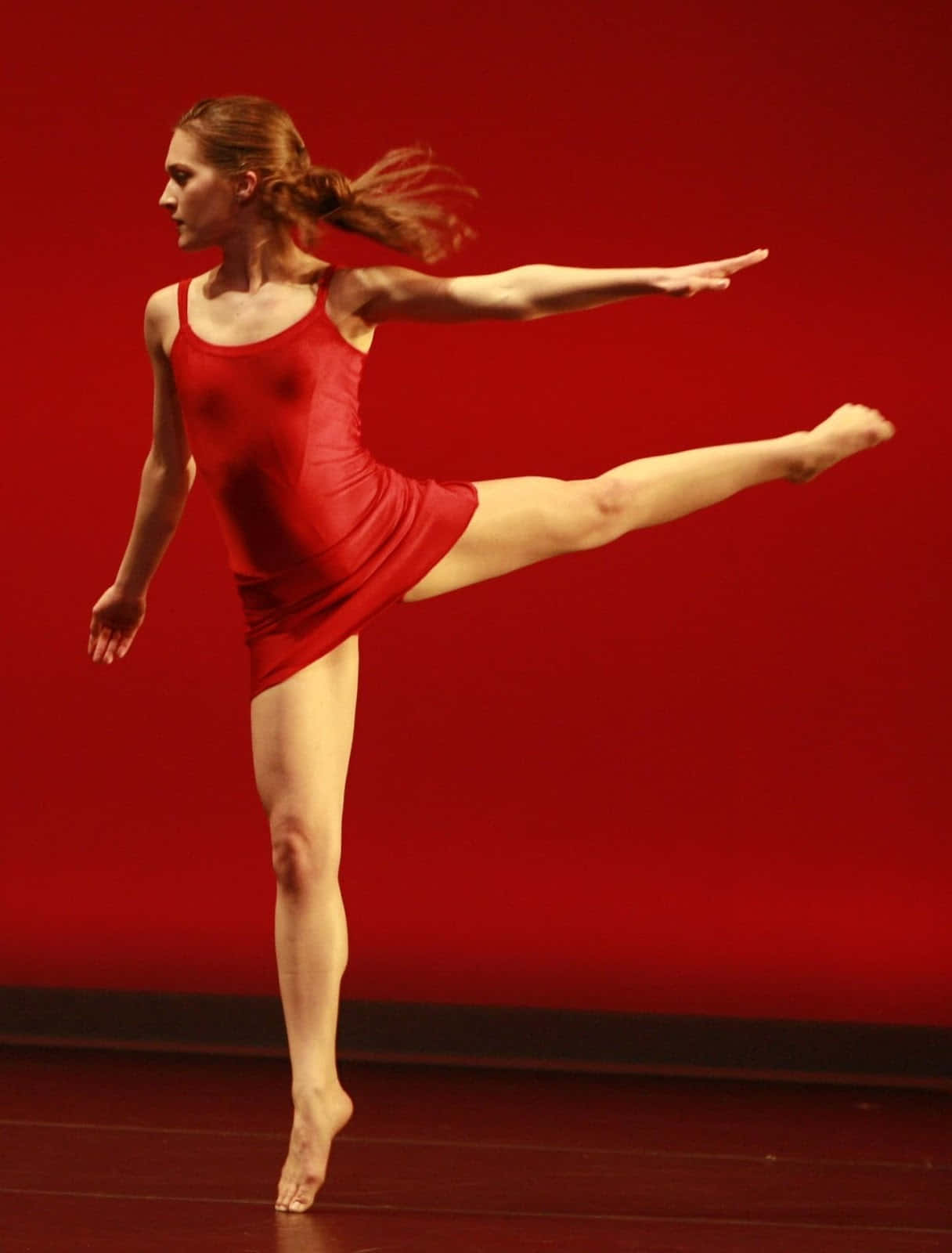 Immaginedi Una Ballerina Di Balletto In Rosso