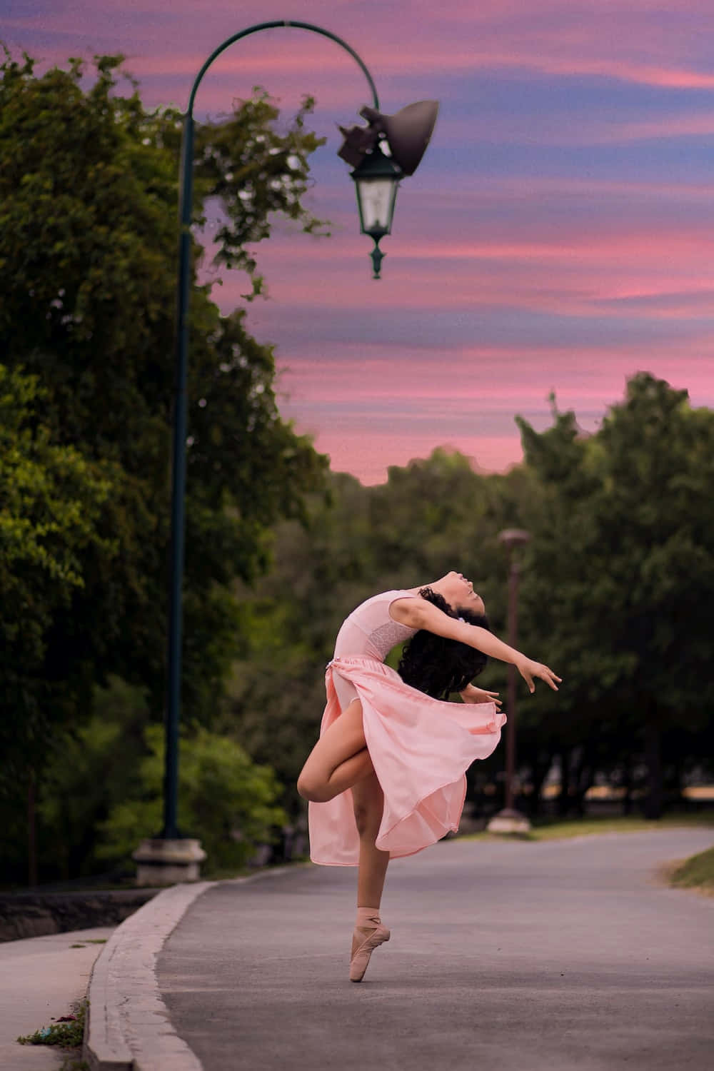 Immaginedi Una Ballerina Di Balletto E Cielo Al Tramonto