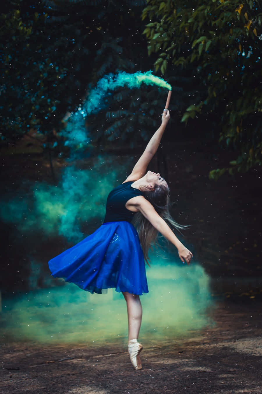 Immaginedi Una Ballerina Di Balletto Con Polvere Colorata.