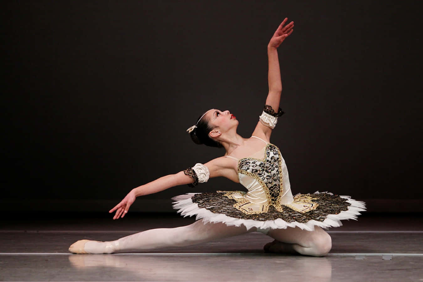 Beautiful Girl Ballet Dancing Picture