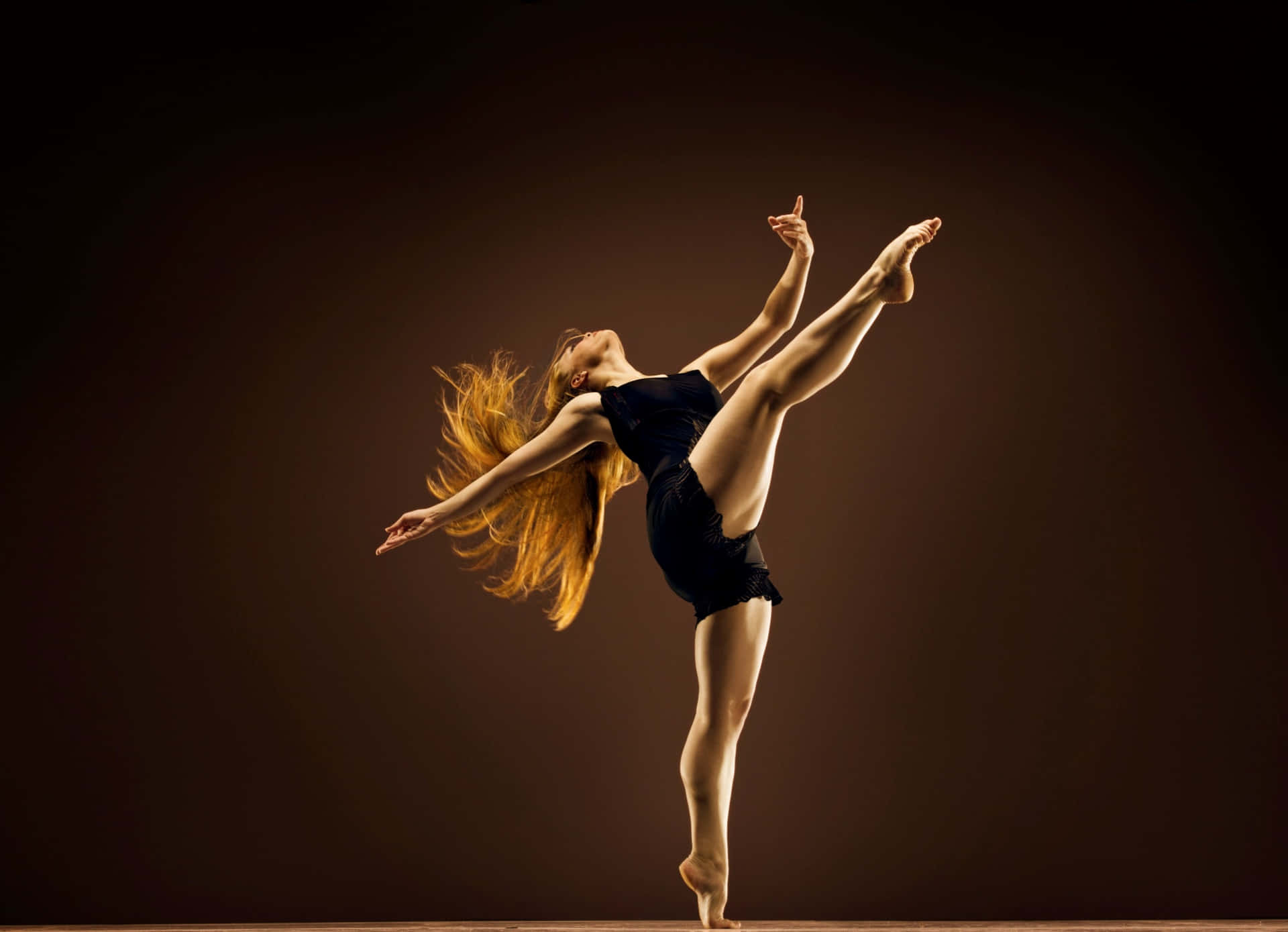 Flexibelkvinna Som Dansar Modern Dans Bild.