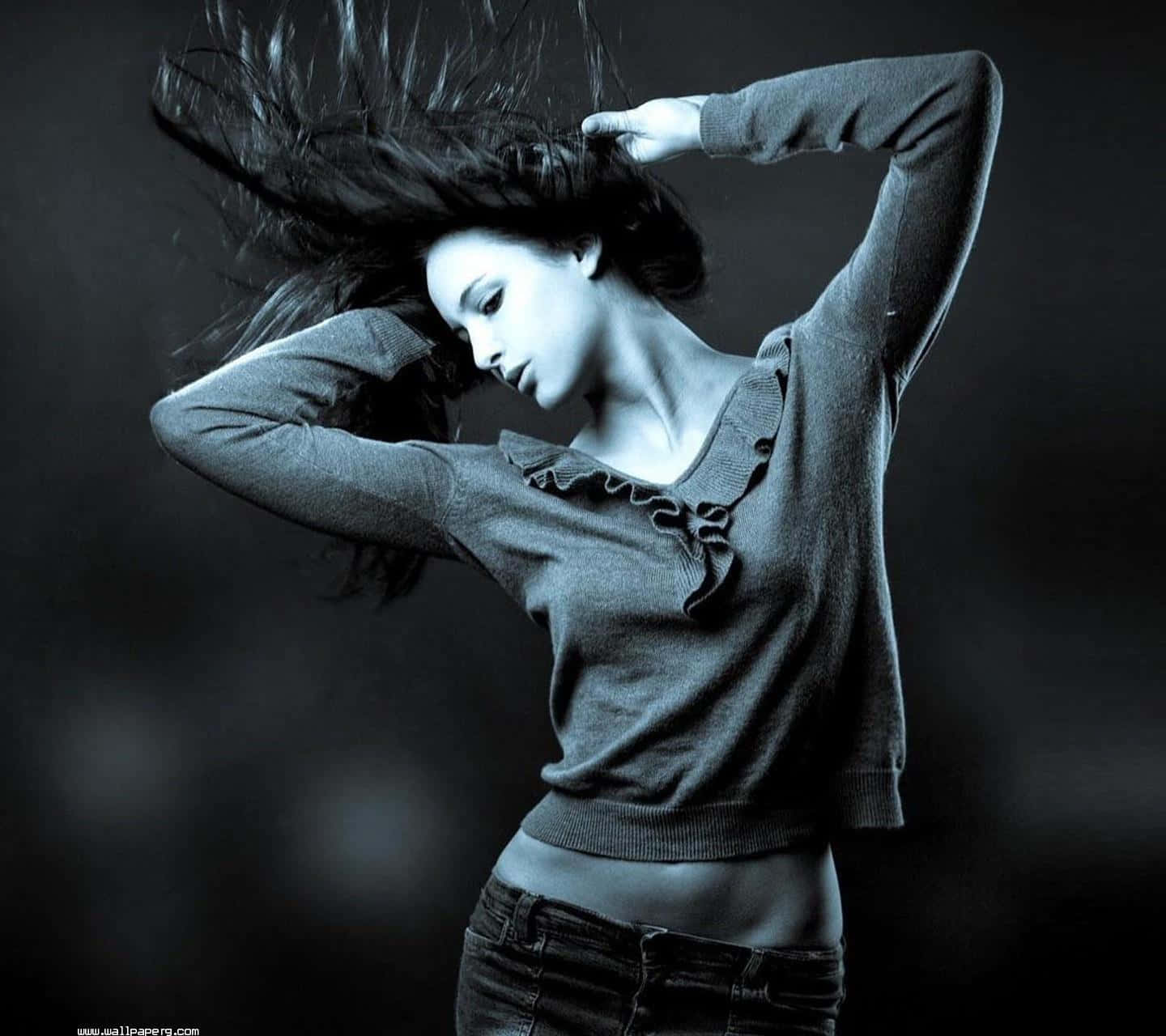 Dansandekvinna Profil I Svart Och Vitt. Wallpaper