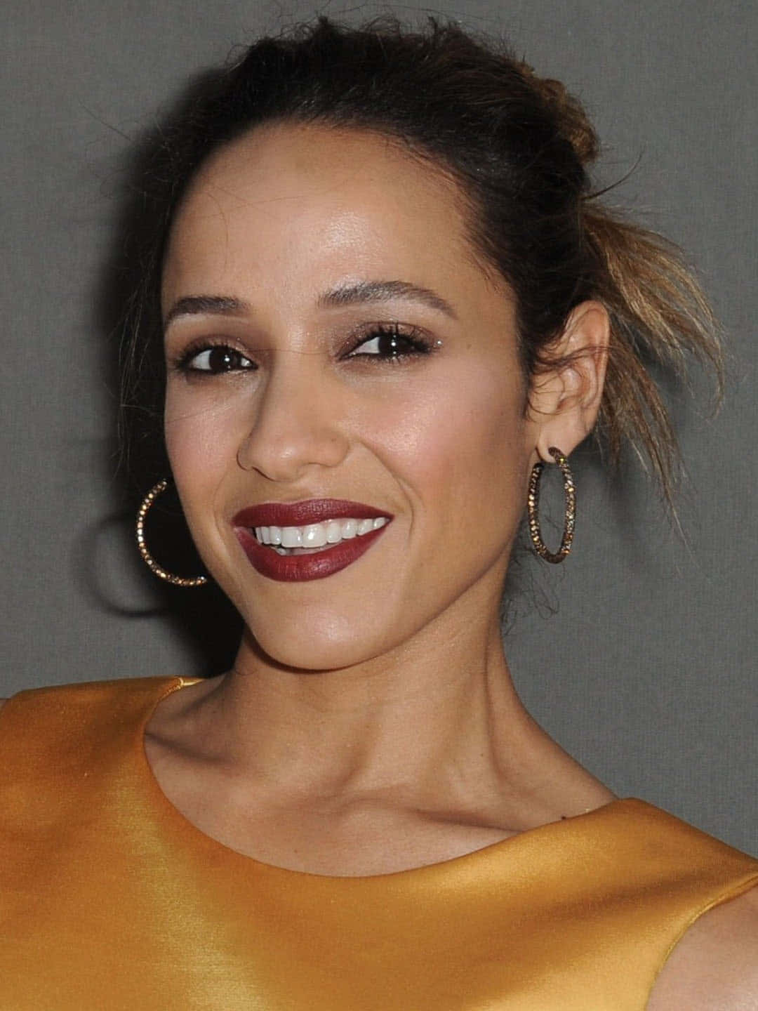 Dania Ramirez - Elegante Zelfvertrouwen Achtergrond