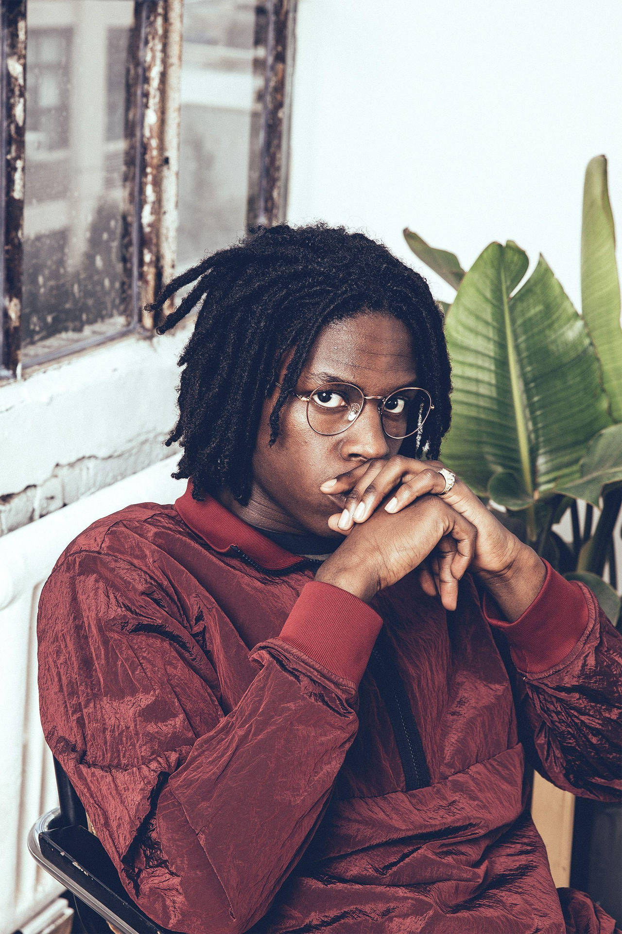 Danielcaesar Mit Brille Wallpaper