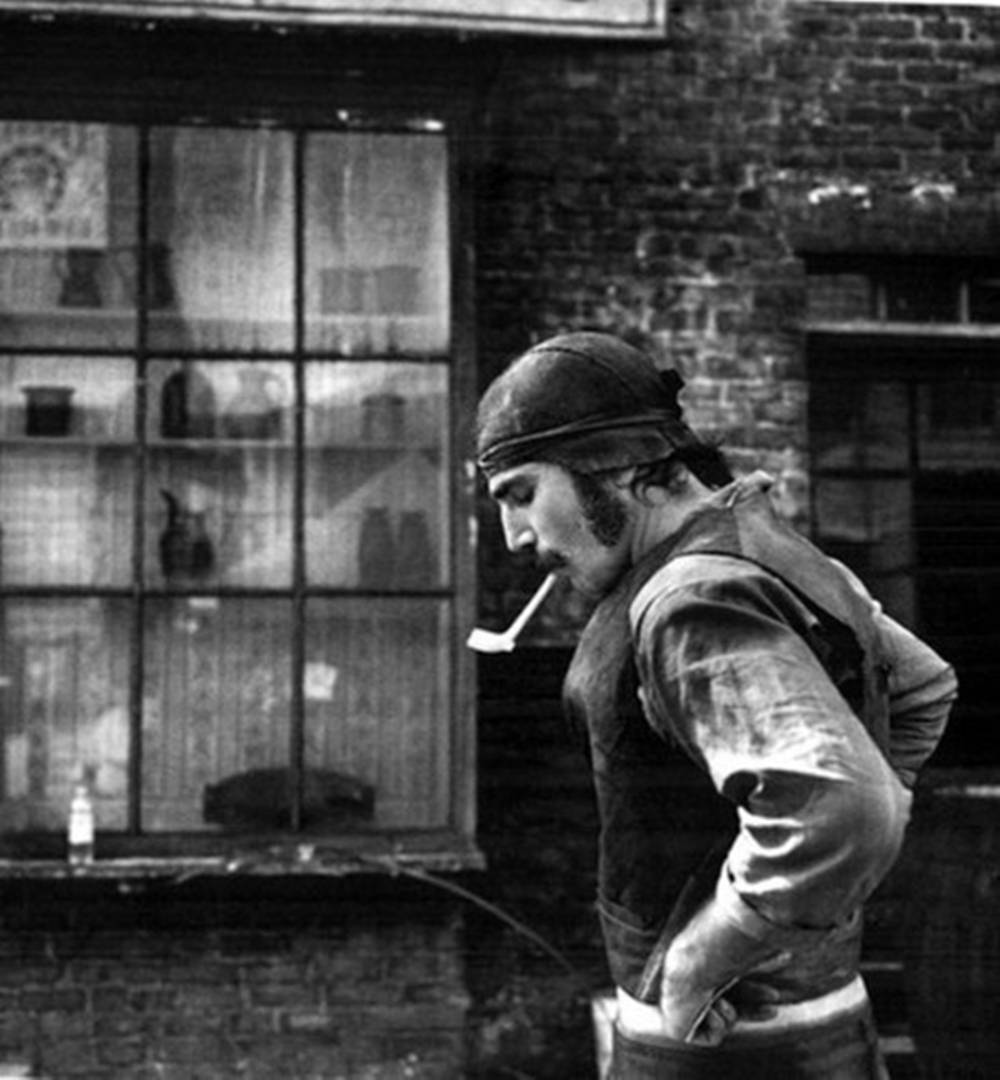 Intense portrait of Daniel Day-Lewis as "Bill The Butcher" in Gangs of New York Wallpaper