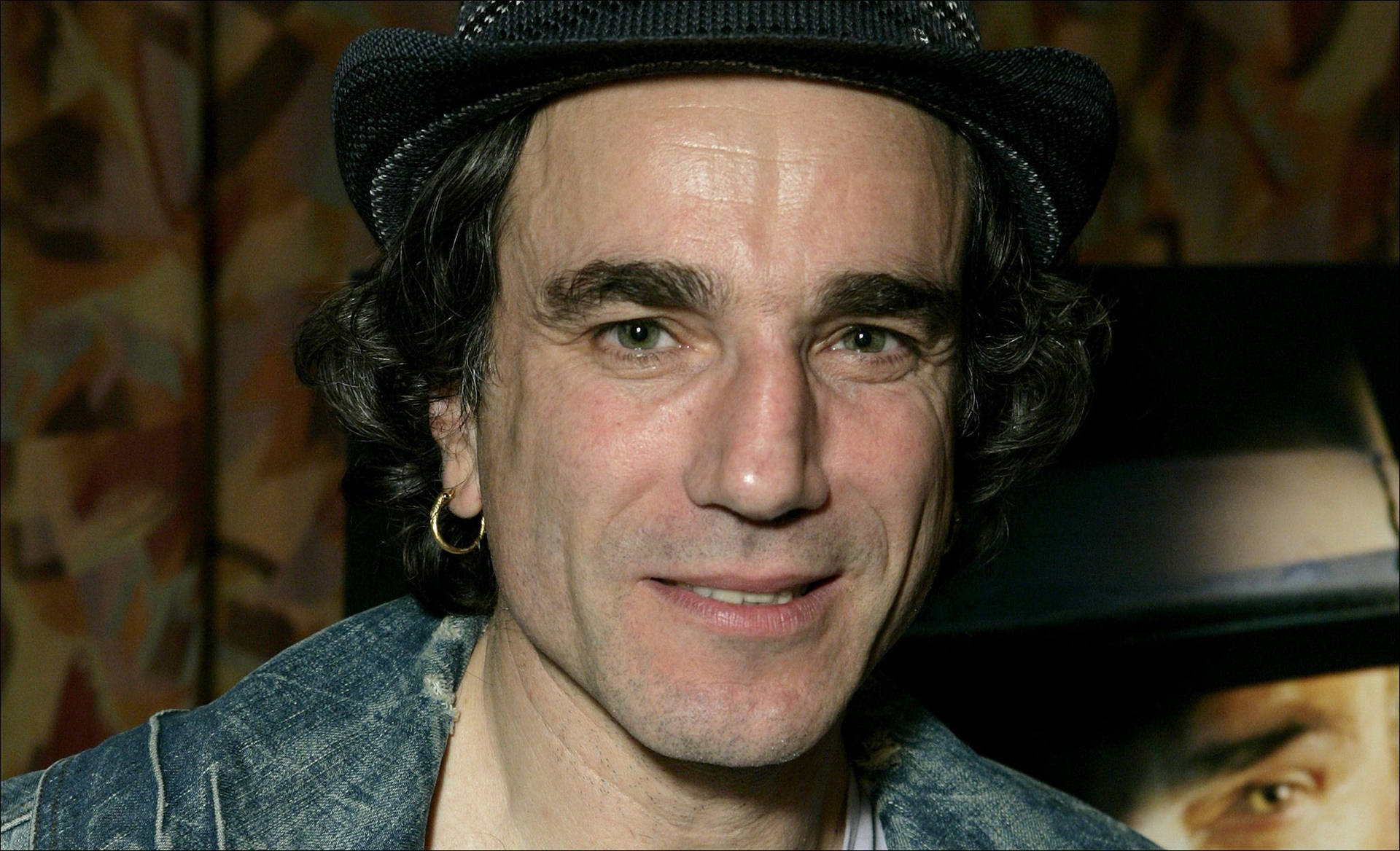 Exceptional Actor Daniel Day-Lewis in Stylish Fedora Wallpaper